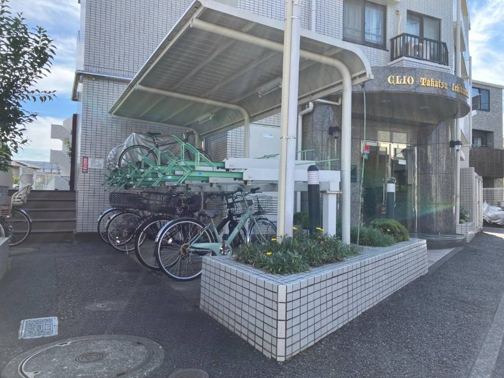 【駐輪場】サイクルポート付きの駐輪場の様子です。雨や直射日光による負担が軽減され、自転車のサビや汚れなど劣化対策にもつながりそうです。