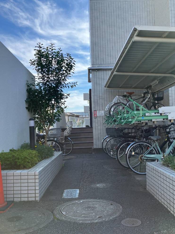 【駐輪場】駐輪場は綺麗に整頓されています。2段式サイクルラックが設置されており、自転車をコンパクトに収納することが可能です。