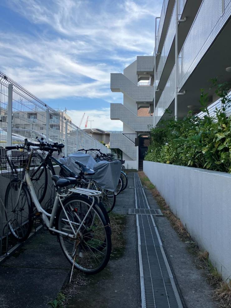 【駐輪場】ラックが設置されているため安定して駐輪しやすく、転倒や自転車同士の接触を軽減できます。最新の空き状況や使用料など、詳細はお気軽にお問い合わせください。