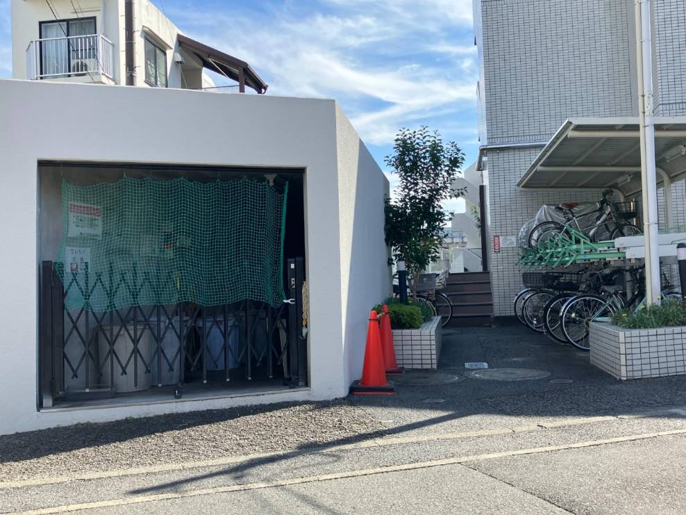 【ゴミ集積所】敷地内にゴミ集積所が設けられているので、遠くまでゴミ捨てへ行かずに済みます。カラスが入ってゴミを散らかさないように、入口にはネットがかけられています。