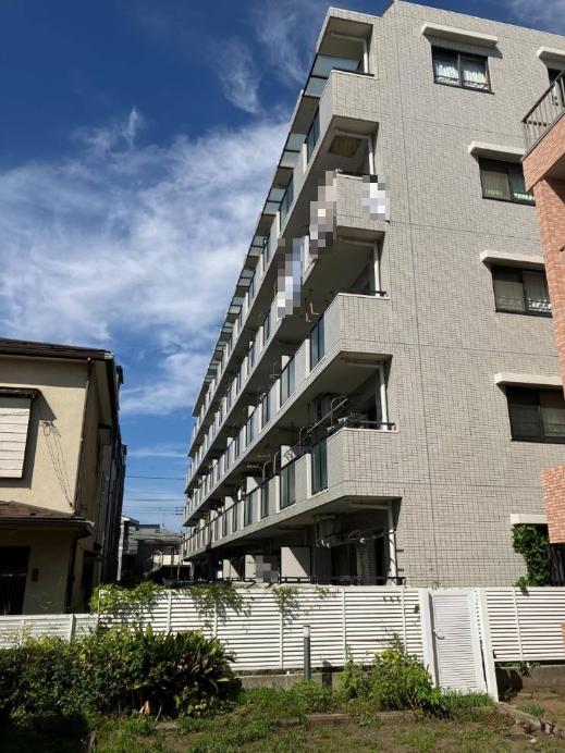 【現地外観写真】バルコニーはマンションの南西側に設けられています。夕方頃まで陽光が差し込み、室内へぬくもりを届けてくれます。