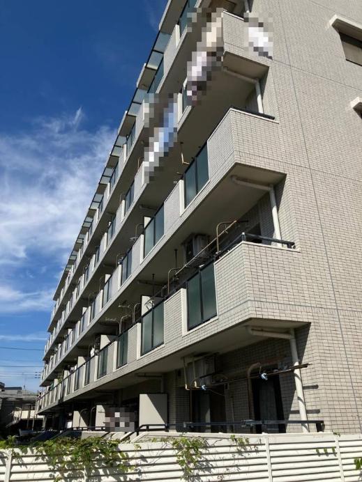 【現地外観写真】バルコニーから出入り可能な専用庭付き住戸です。たくさんの洗濯物はもちろん、お子様の遊びスペースとしたり、家事の合間に外に出てリフレッシュしたりなど、多彩な用途で活用可能です。