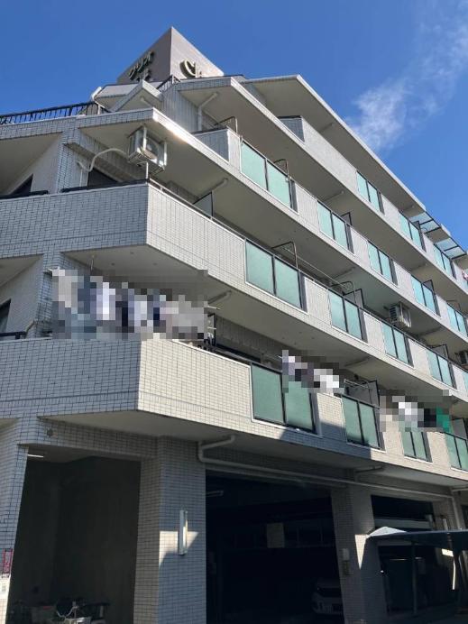 【現地外観写真】階下に住戸が無いため、比較的足音を気にせず過ごせます。また、お出かけや帰宅の際も住戸までの移動がスムーズです。