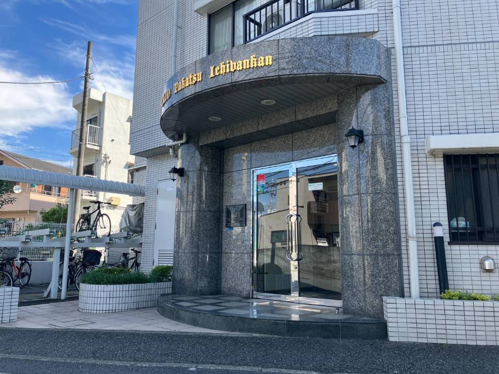 【エントランス】東急田園都市線/東急大井町線「高津」駅まで徒歩17分。東急バス「正福寺前」停まで徒歩2分で、バスでの移動もしやすいロケーションです。