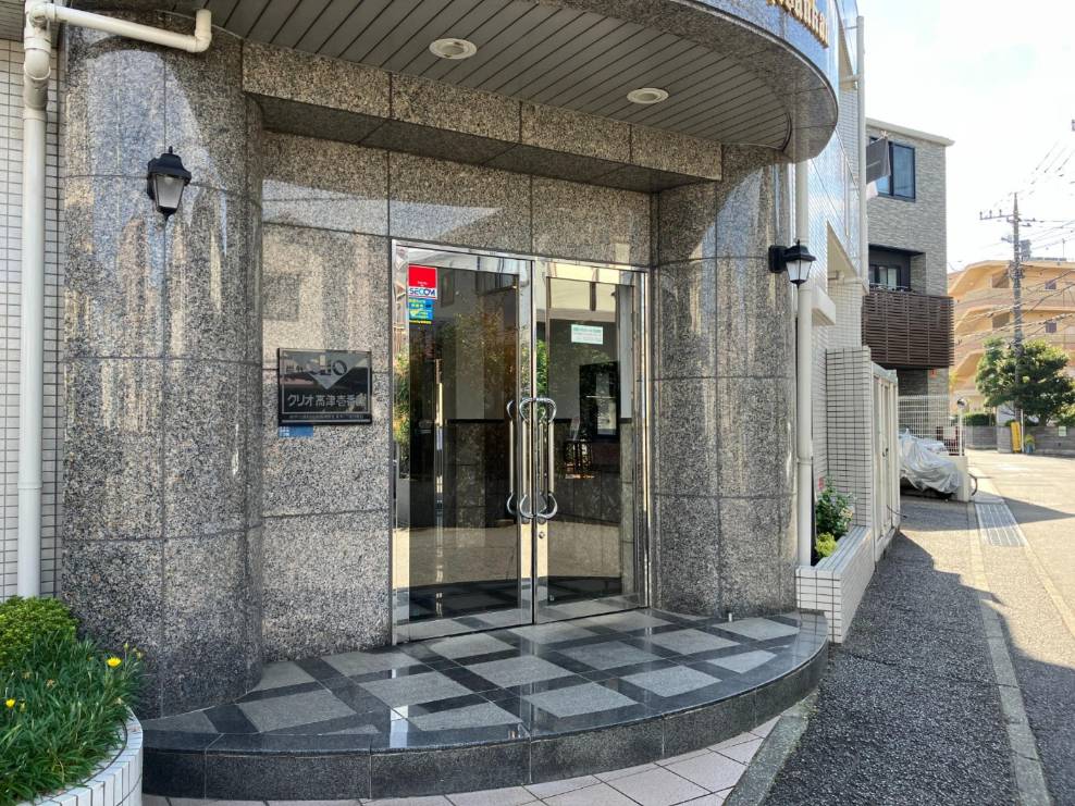 【エントランス】美しいカーブが印象的な、重厚感のあるエントランスです。敷地内の植栽が、四季折々に多彩な表情を見せてくれます。