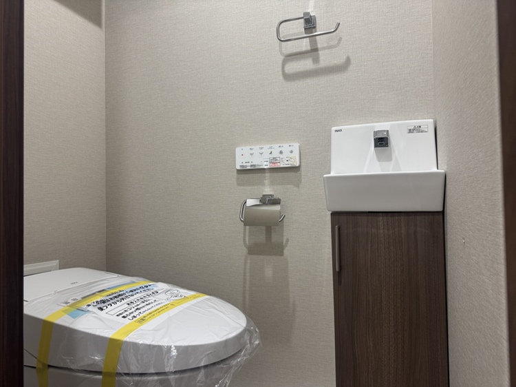 【トイレ】温水洗浄便座付きで、毎日快適に使うことができます。トイレ内に手洗い器を設置しているので、使用後すぐに手が洗えて衛生的です。