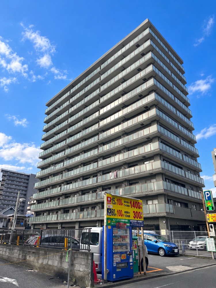 【川崎パーク・ホームズ】SRC造13階建てマンション、6階部分の角住戸です。JR東海道本線「川崎」駅まで徒歩8分。複数沿線利用可能で通勤・通学に便利な立地です。※画像を一部加工処理しています。