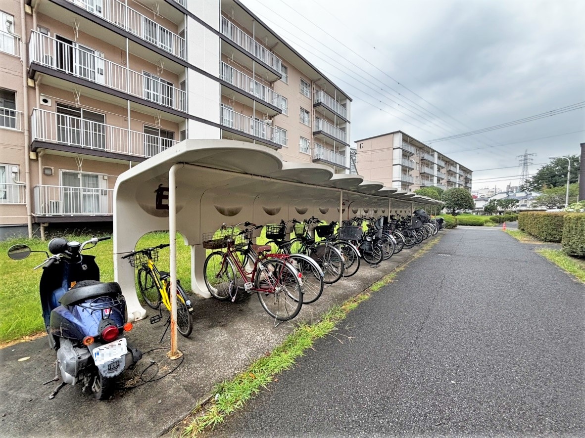 【駐輪場・バイク置き場】敷地内には、駐輪場・バイク置き場が設けられています。駐輪場は、雨風や汚れが気になりにくい屋根付きです。空き状況については、お気軽にお問い合わせください。