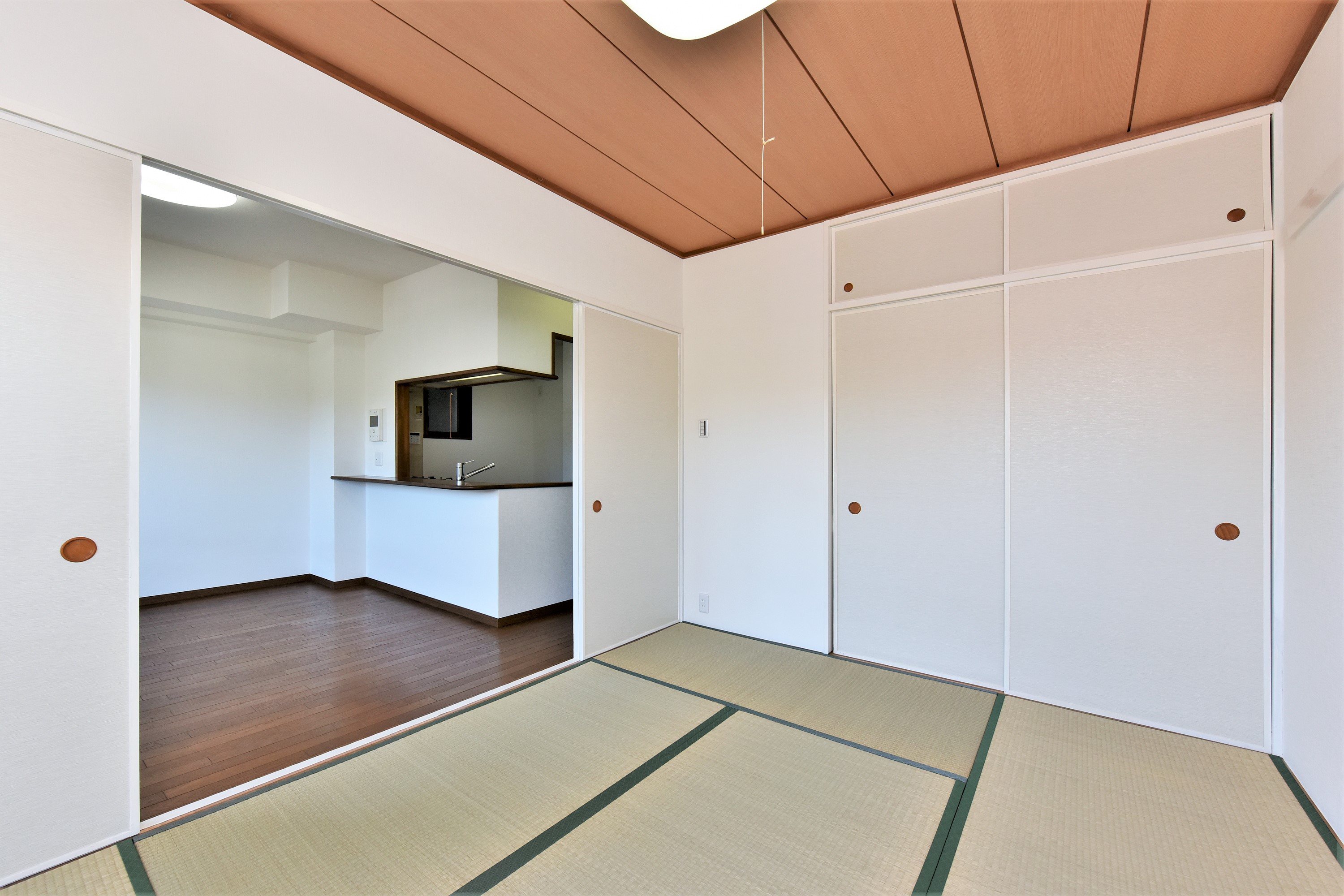 【和室/約6.0帖】ダイニングに隣接した和室は、引き戸を開放して一体利用も可能です。天袋付きの押入が備わっており、お布団や季節物なども収納可能です。