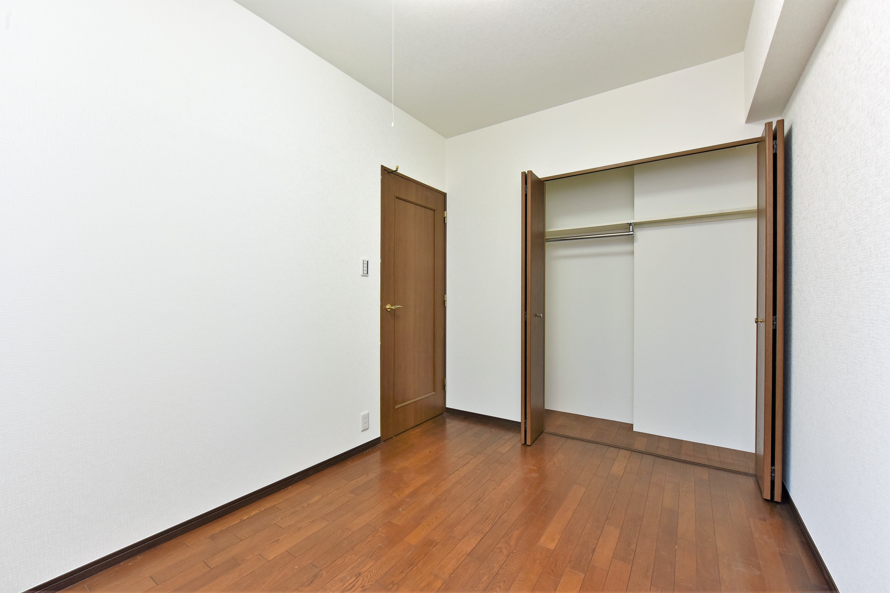 【洋室/約5.8帖】端まで物を出し入れしやすい、折れ戸仕様のクローゼットが備わっています。ハンガーパイプ付きのため、お気に入りの服を掛けて収納可能です。