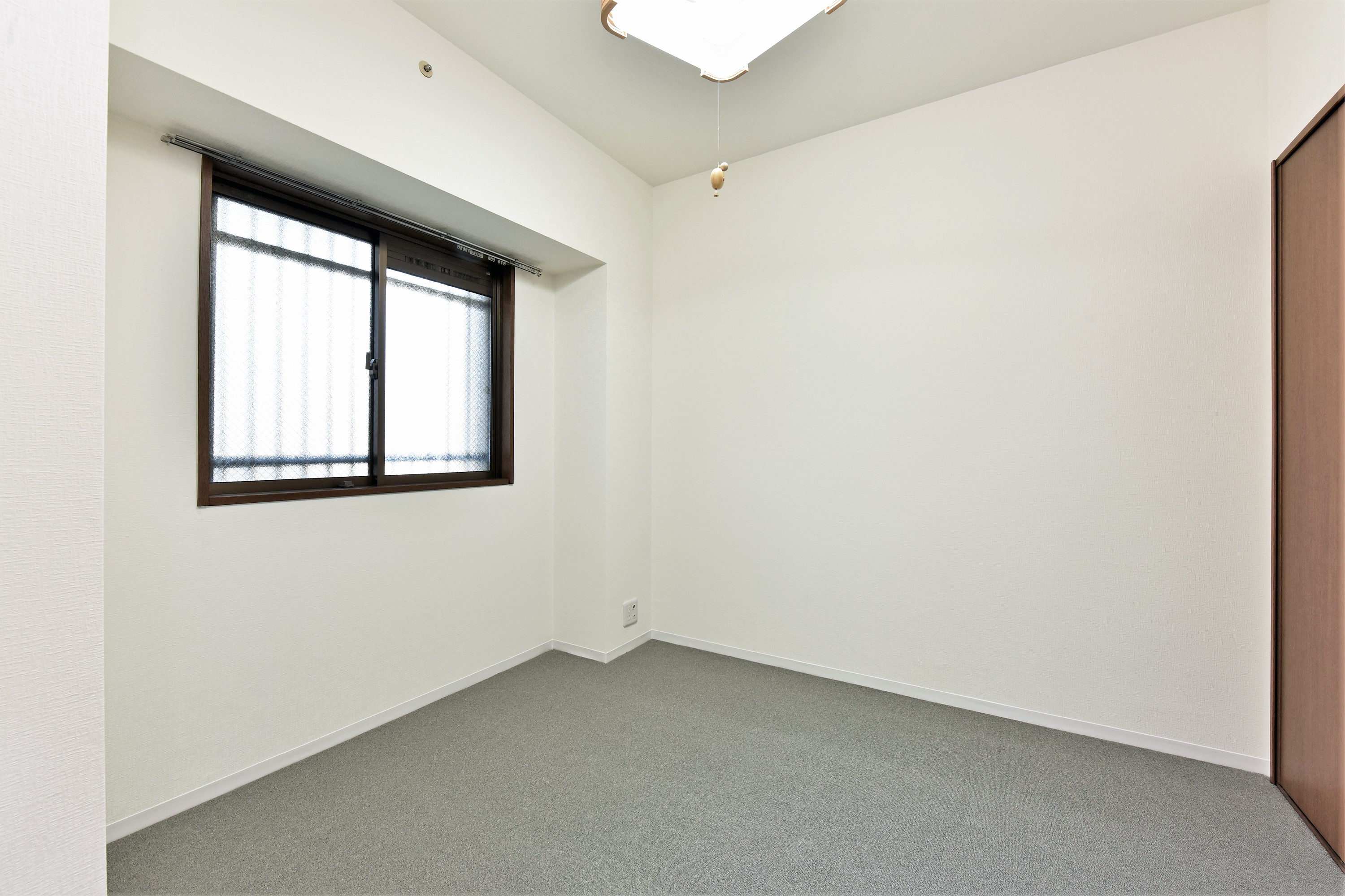 【洋室/約4.3帖】玄関から直接出入りができる独立性の高い洋室。集中して作業に打ち込める書斎や趣味の部屋、在宅ワークスペースとしてもおすすめです。