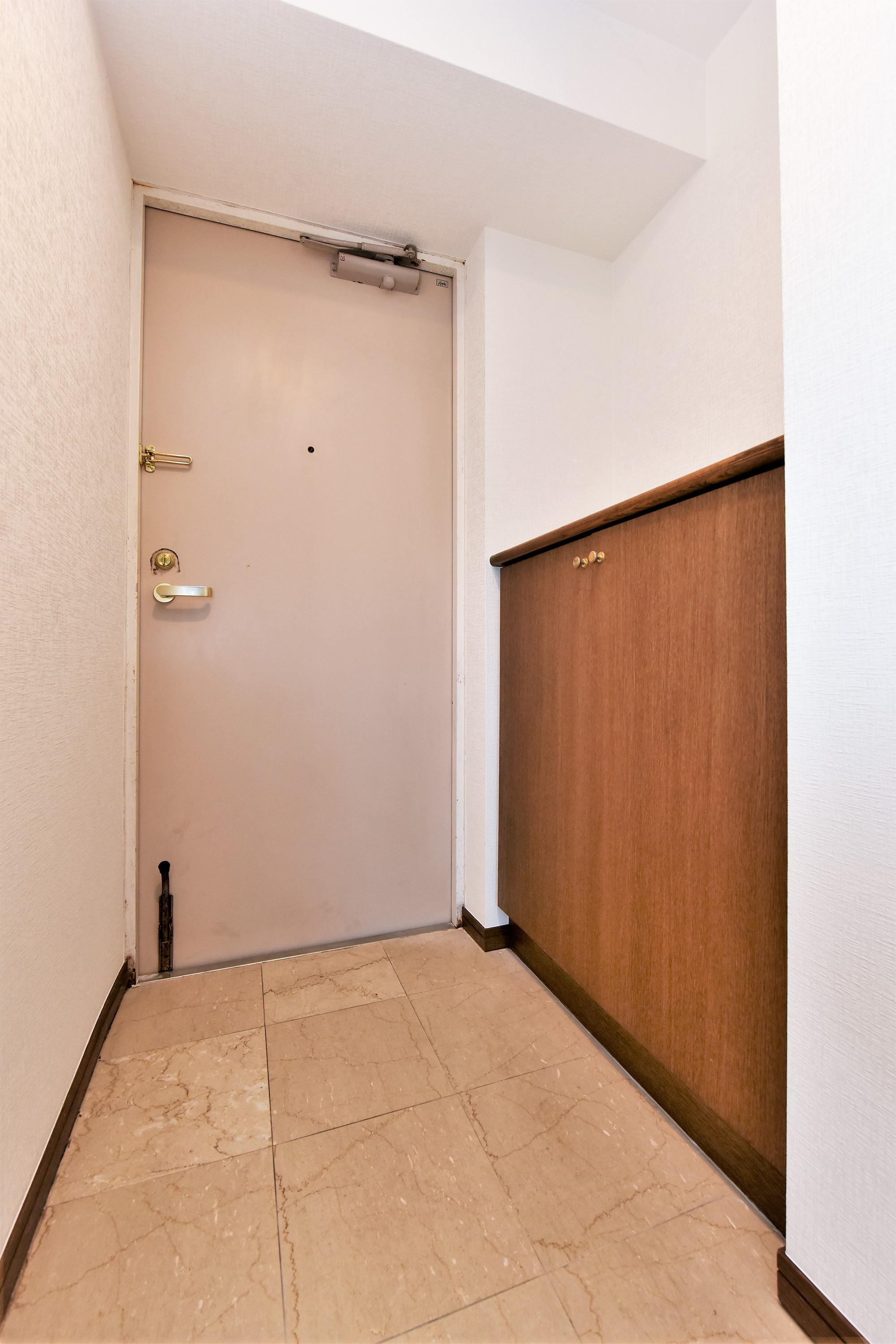 【玄関】玄関横にはシューズボックスが設置されています。カウンター部分にはお気に入りのインテリアや小物を飾るなど、住まいの顔として自分好みの空間を演出できます。