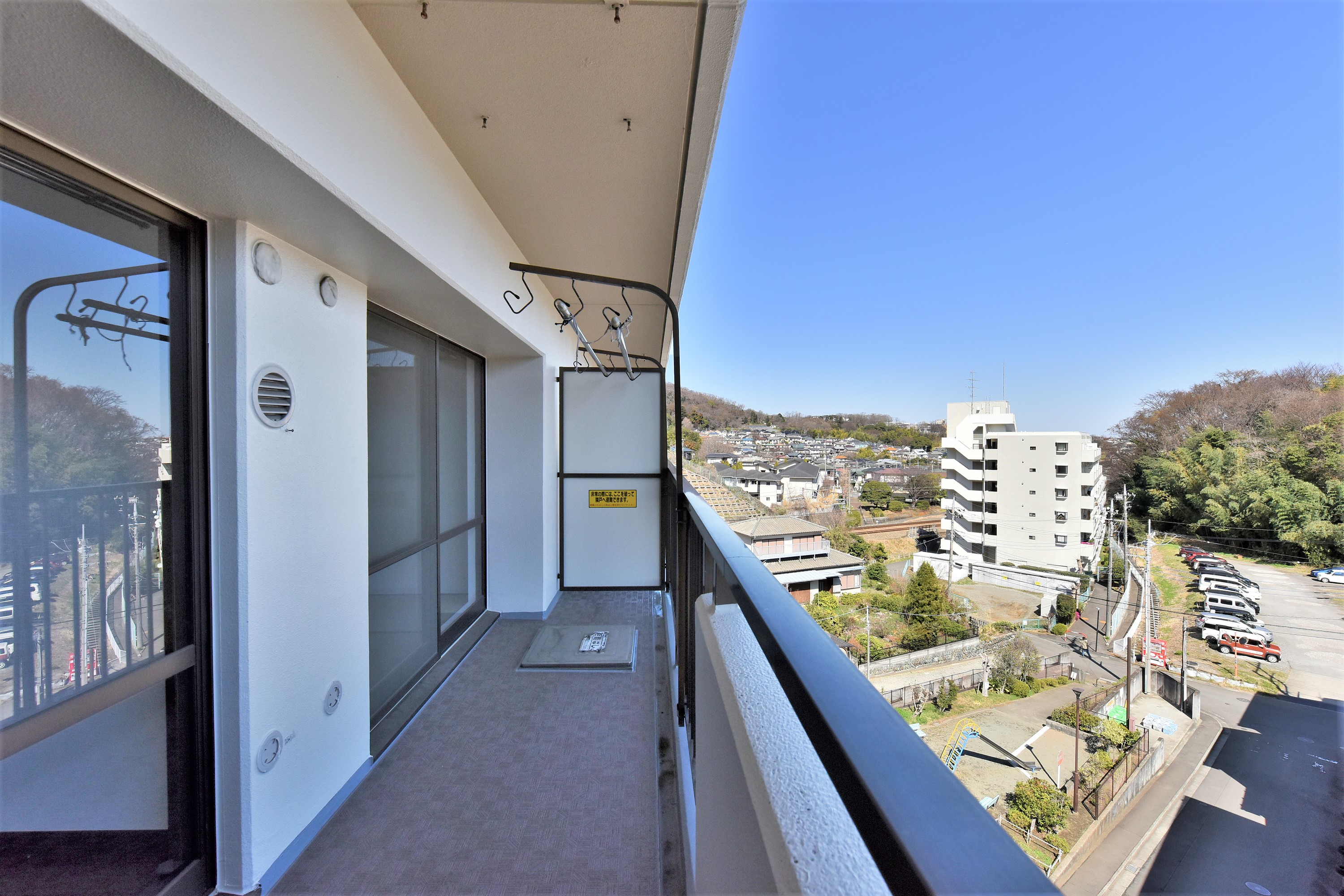 【バルコニー】東側に配置されたバルコニーは、ダイニングと和室から出入りが可能です。広々としているため、洗濯物をたっぷり干すことができます。