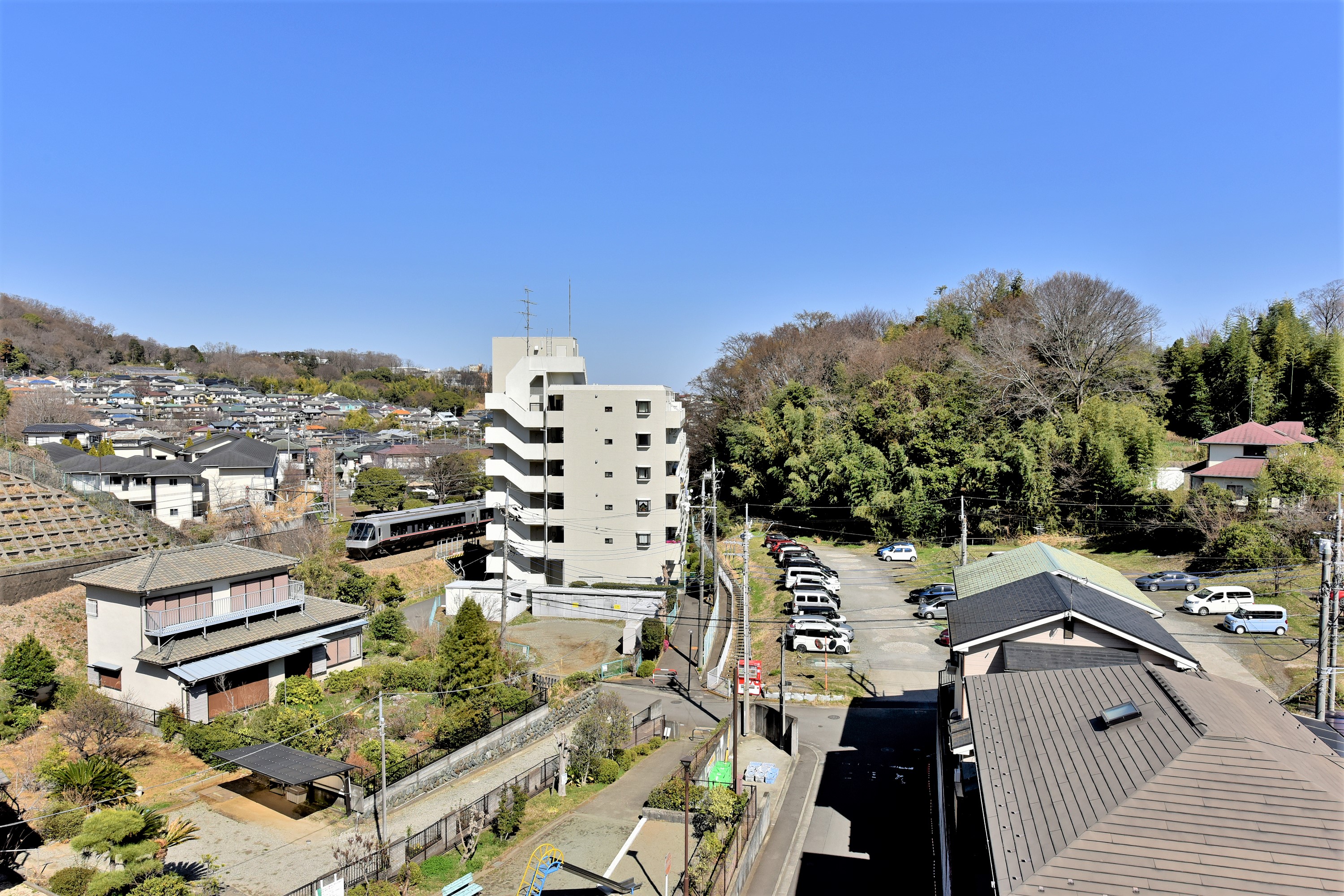 【バルコニーからの眺望】地上9階建の5階部分、バルコニーからの眺望です。前面に視界を遮る高い建物がなく、室内に清々しい空気を取り入れることができます。