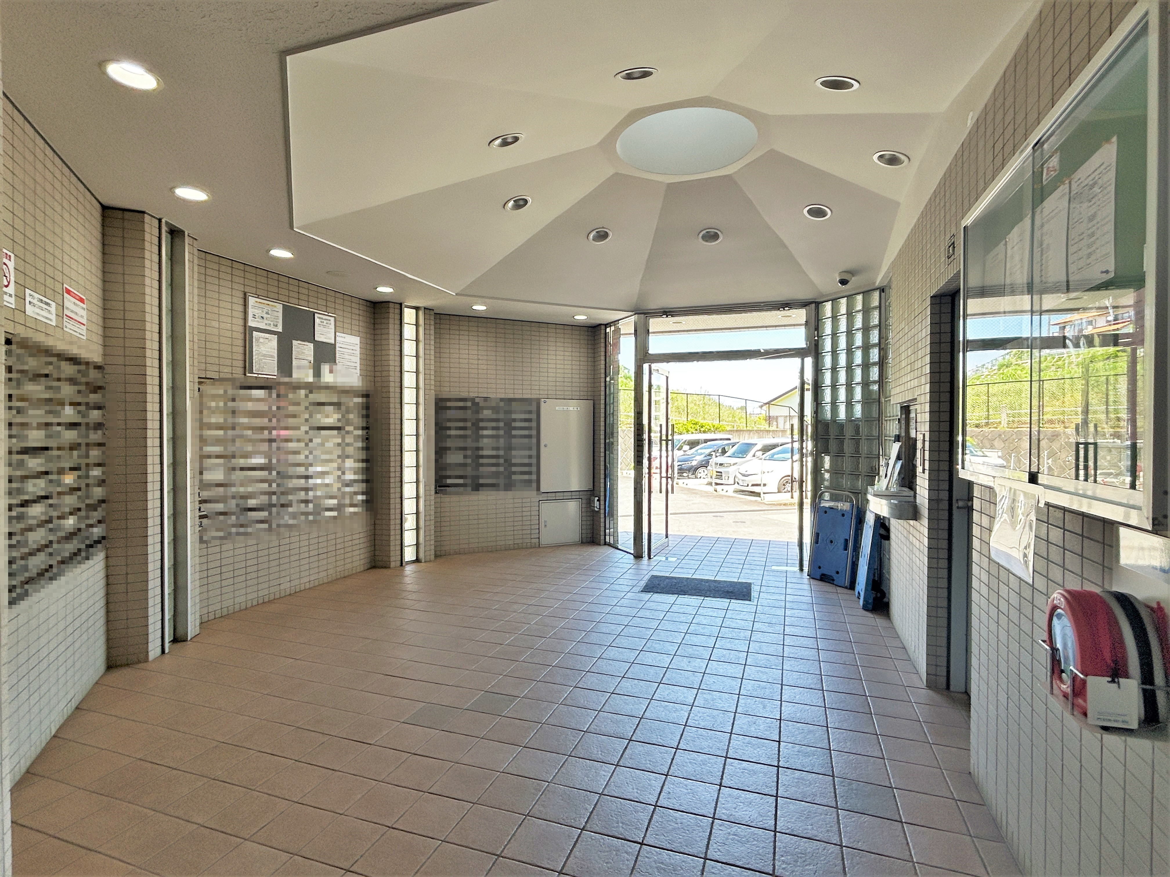 【エントランス】窓から自然光が差し込む、明るく開放的なエントランスです。共用部は、明和地所コミュニティ株式会社によって管理されています。