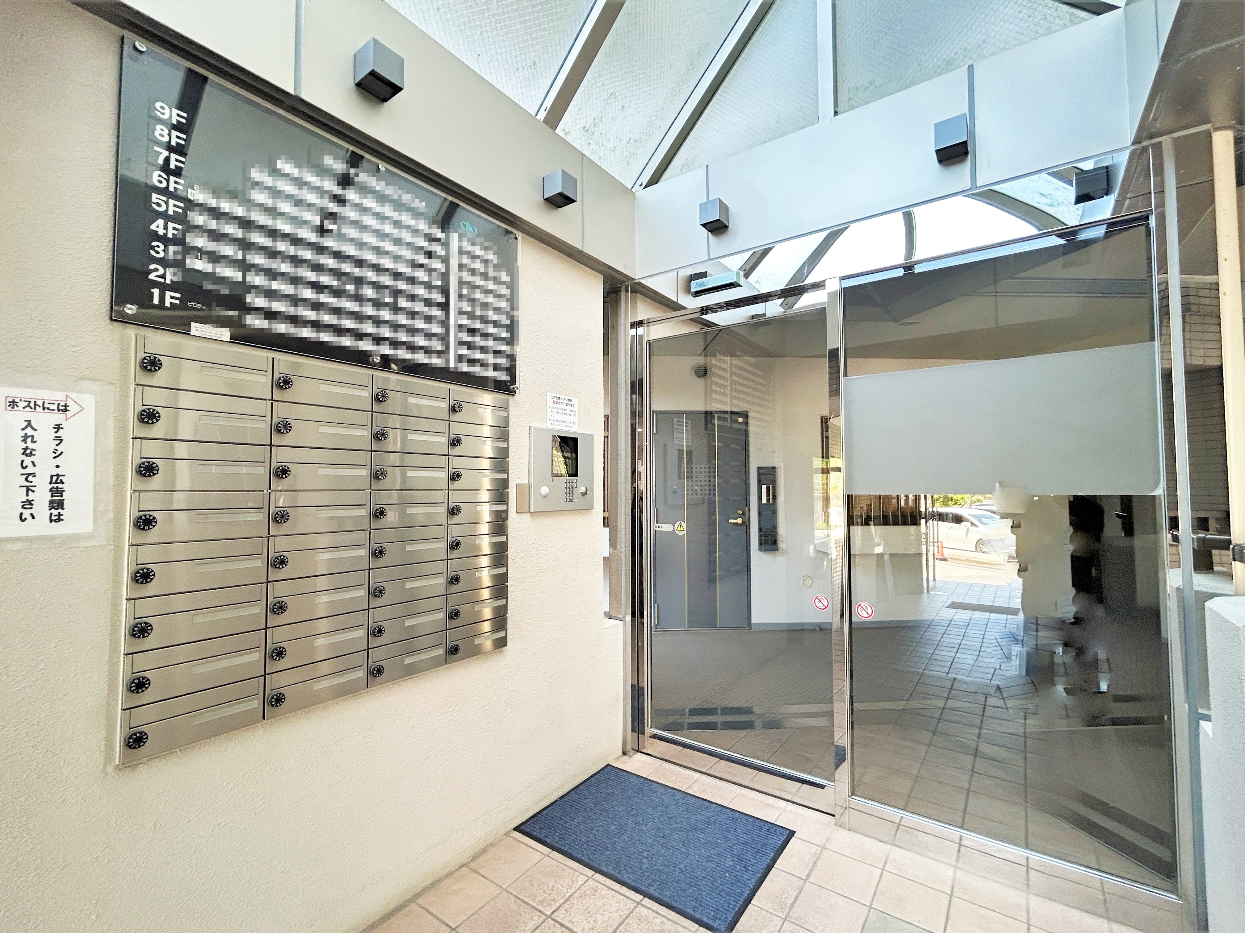 【エントランス】総戸数132戸の大規模マンション。防犯対策に心強い、オートロックが採用されています。屋根があるため、雨の日も慌てずに郵便物の確認ができます。