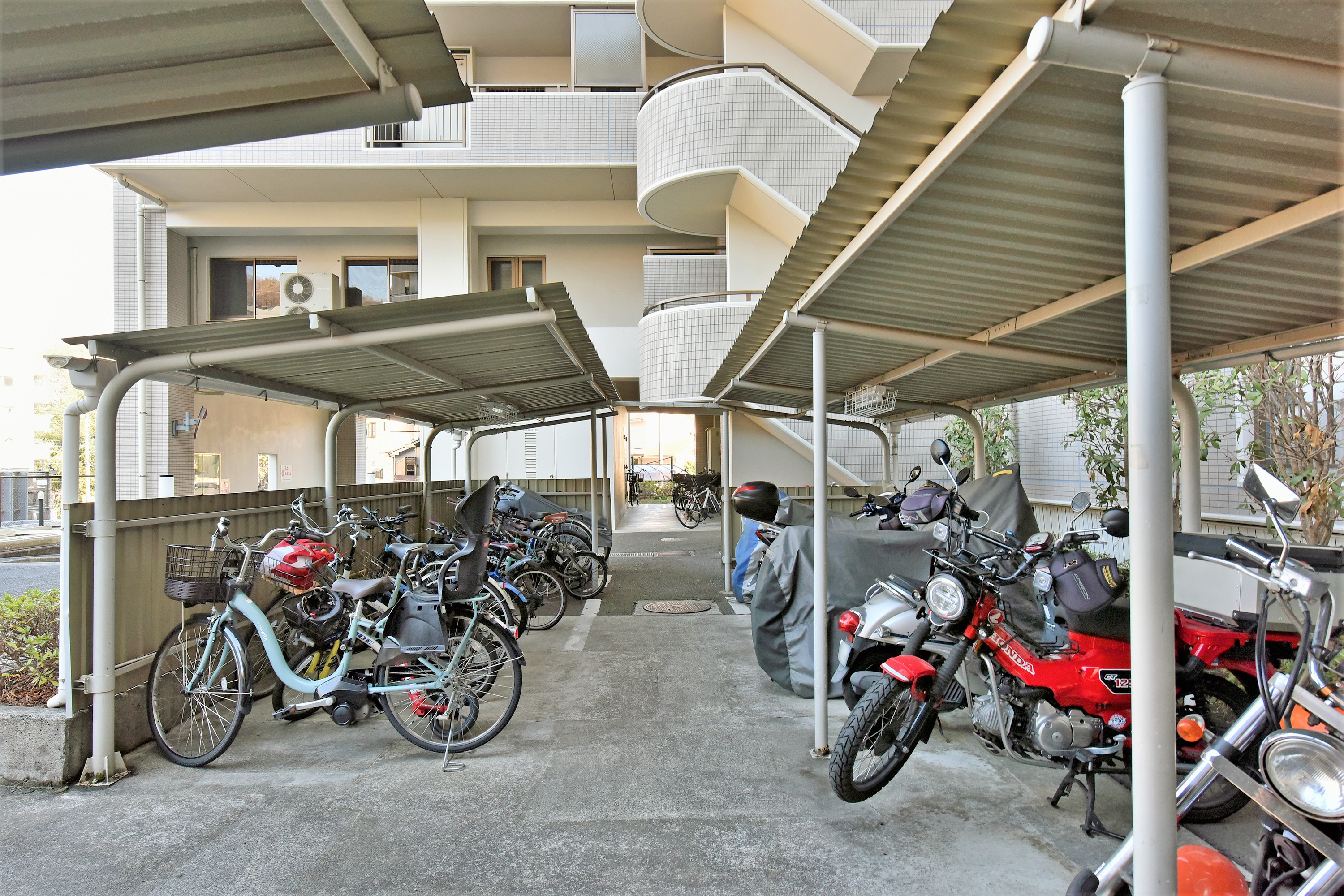 【駐輪場】雨や直射日光による自転車の劣化を軽減できる、屋根付きの駐輪場が設置されています。最新の空き状況につきましては、お気軽にお問い合わせください。