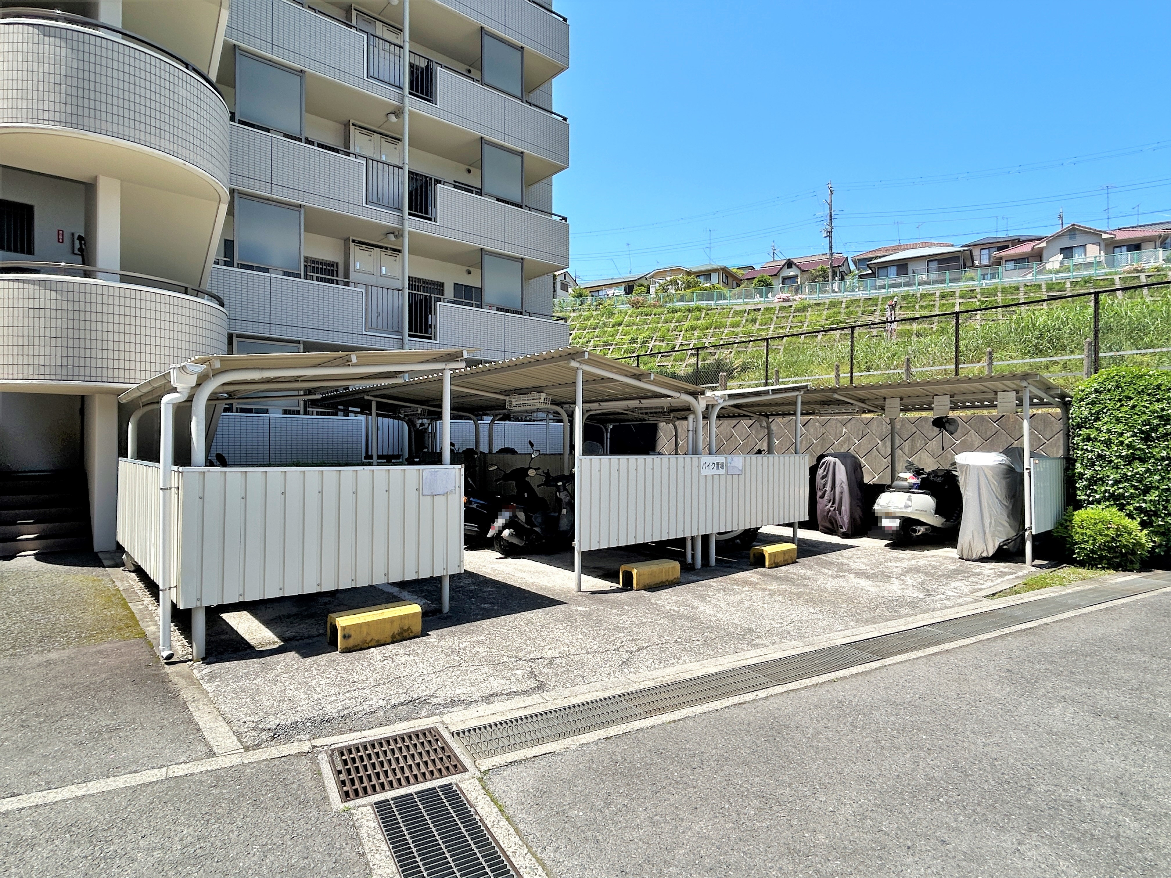 【バイク置き場】マンション敷地内に屋根付きのバイク置き場が設置されています。移動がしやすい平面式です。最新の空き状況はお問い合わせください。