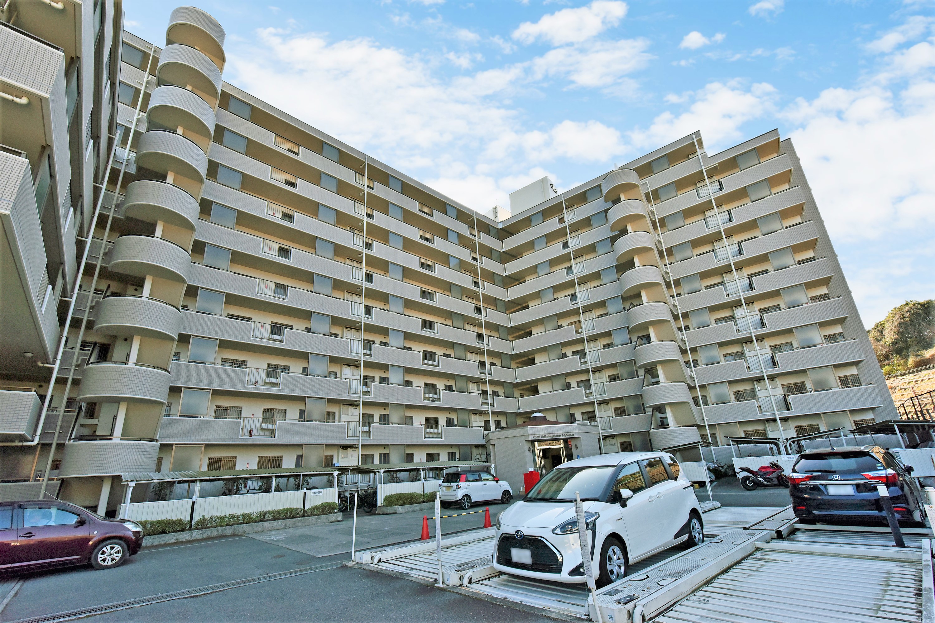 【駐車場】敷地内に駐車場が設けられており、お車を所有されている方にもおすすめです。使用料は月額6000～9000円。空き状況や駐車可能なサイズはお問い合わせください。