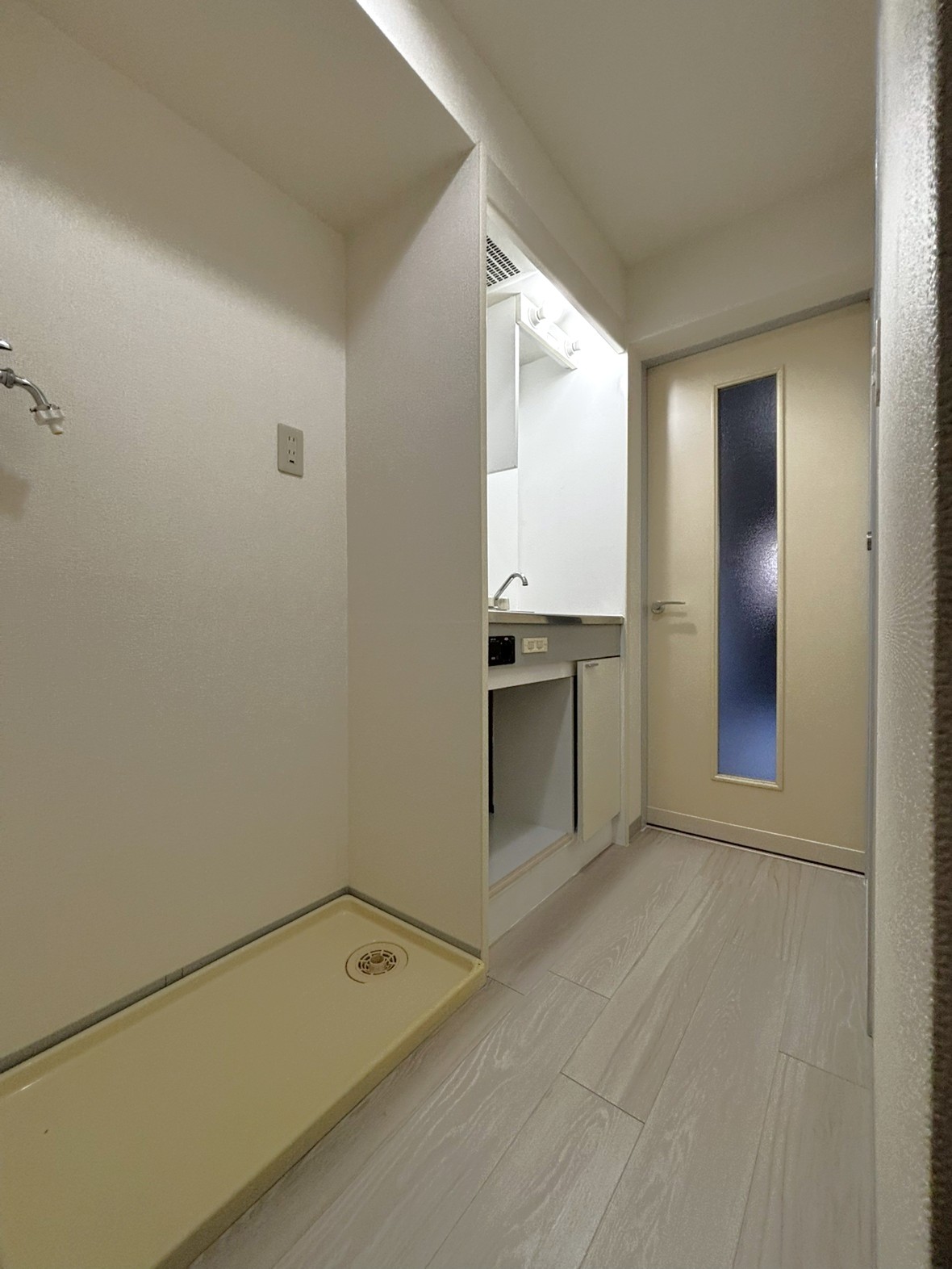 【廊下】洗濯機用防水パンが設置されています。設置可能な洗濯機のサイズ等は現地でお確かめください。