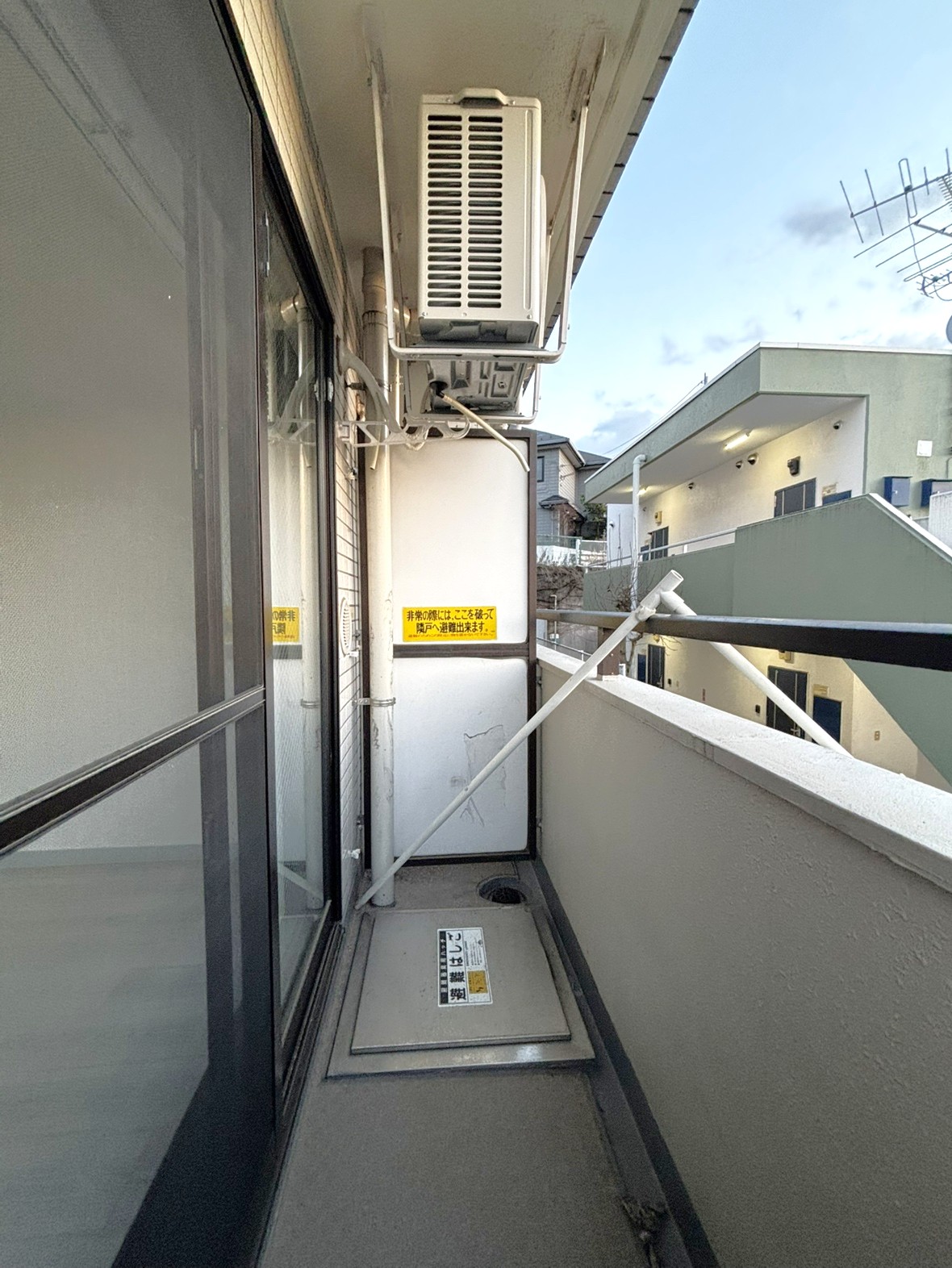 【バルコニー】南西向きのバルコニーです。南西向きのため、夕方まで陽が入りそうです。