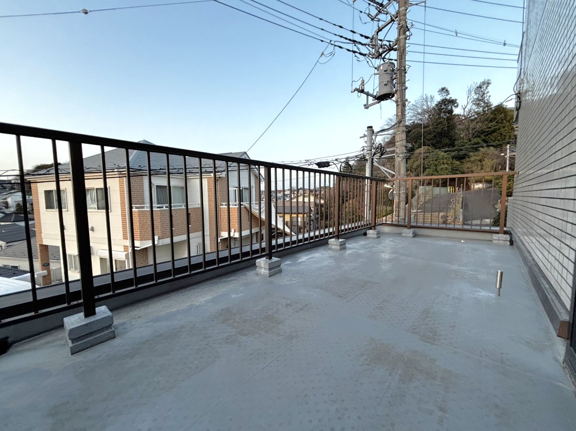 【ルーフバルコニー】約10.6㎡のルーフバルコニーです。デッキチェアを置いてゆったりとしたカフェタイムなど、のんびりとお過ごしいただけます。