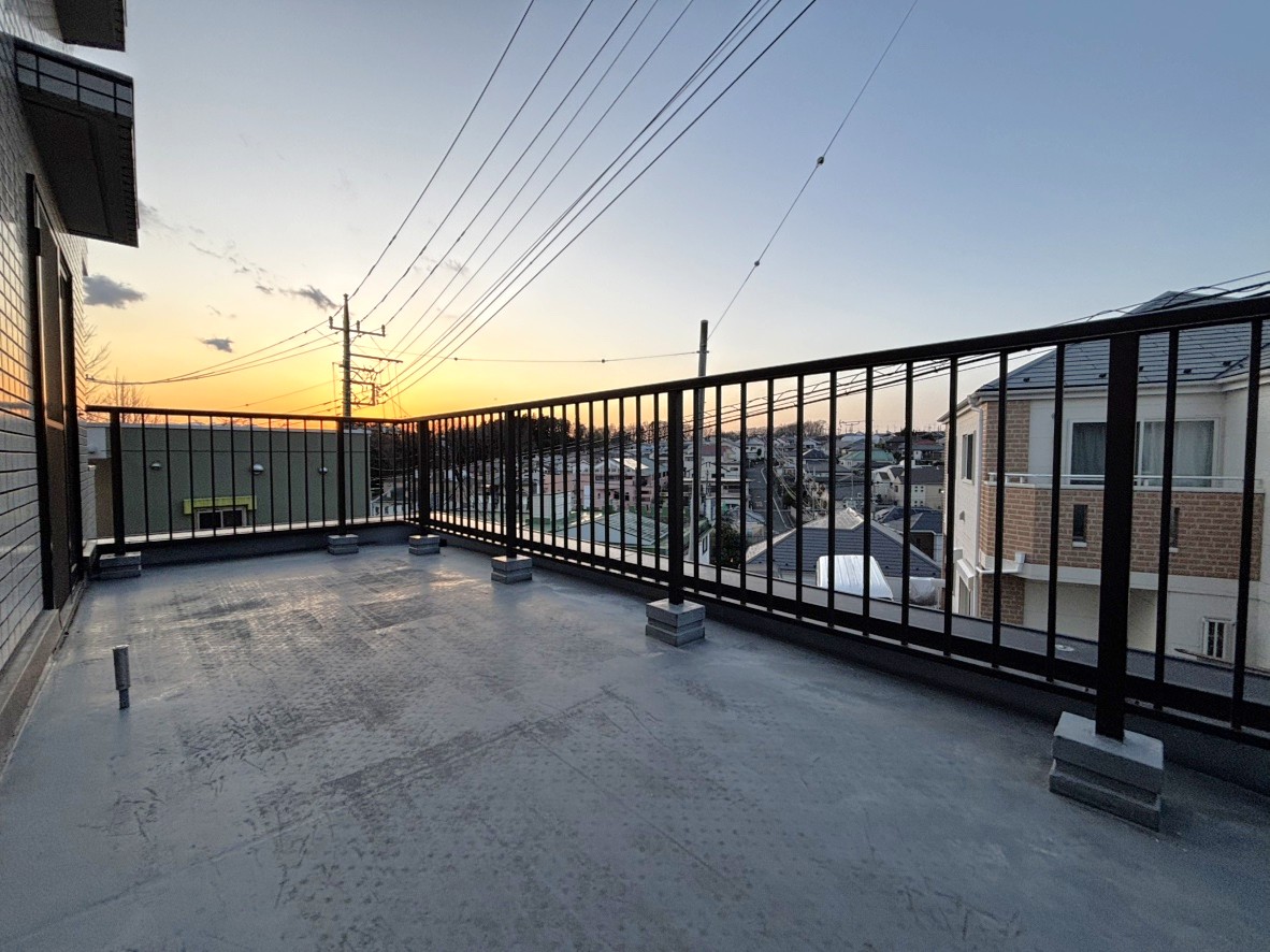 【ルーフバルコニー】前面に視界を遮る高い建物はありません。周辺は戸建て住宅やアパートなどが建ち並ぶ住宅地です。