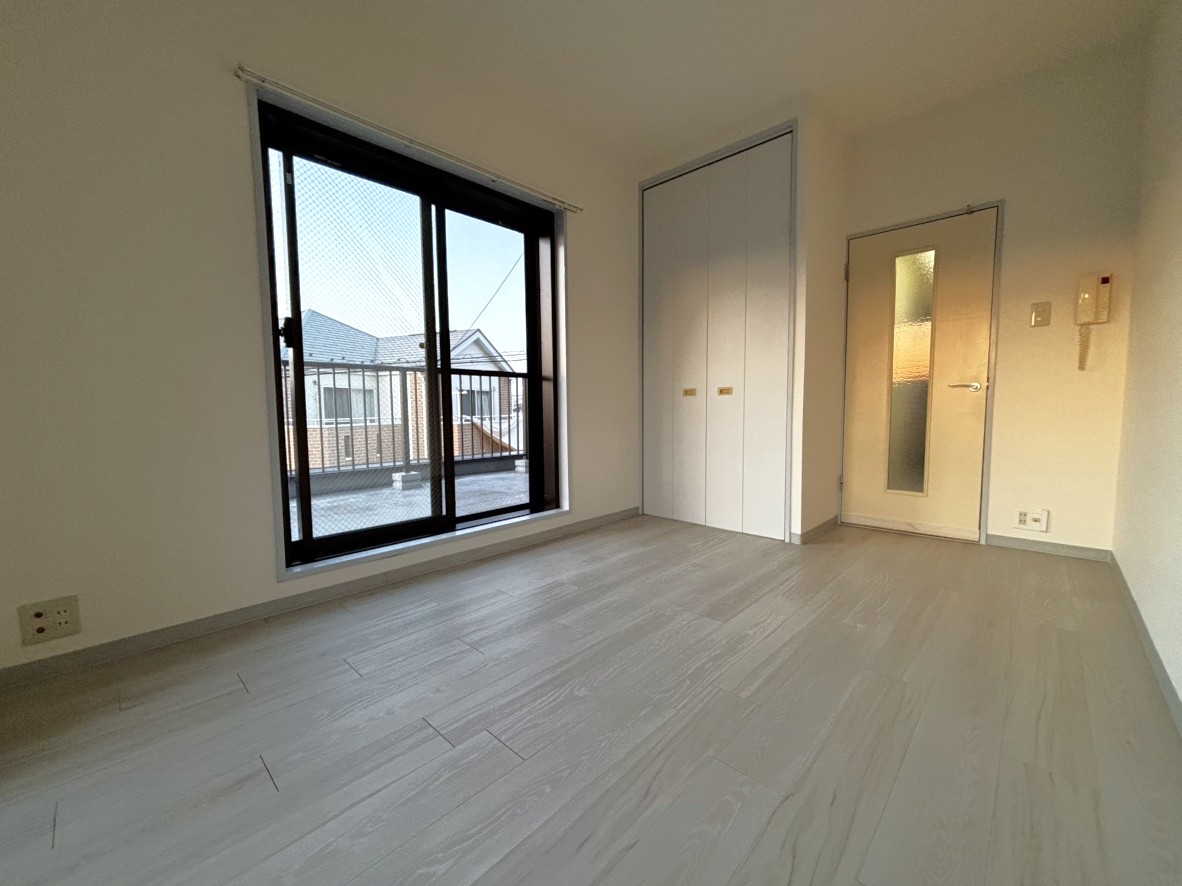 【洋室】掃き出し窓からバルコニーおよびルーフバルコニーへ出入りができます。廊下に出るまでにドアが備わり、玄関から中が見えにくい設計です。