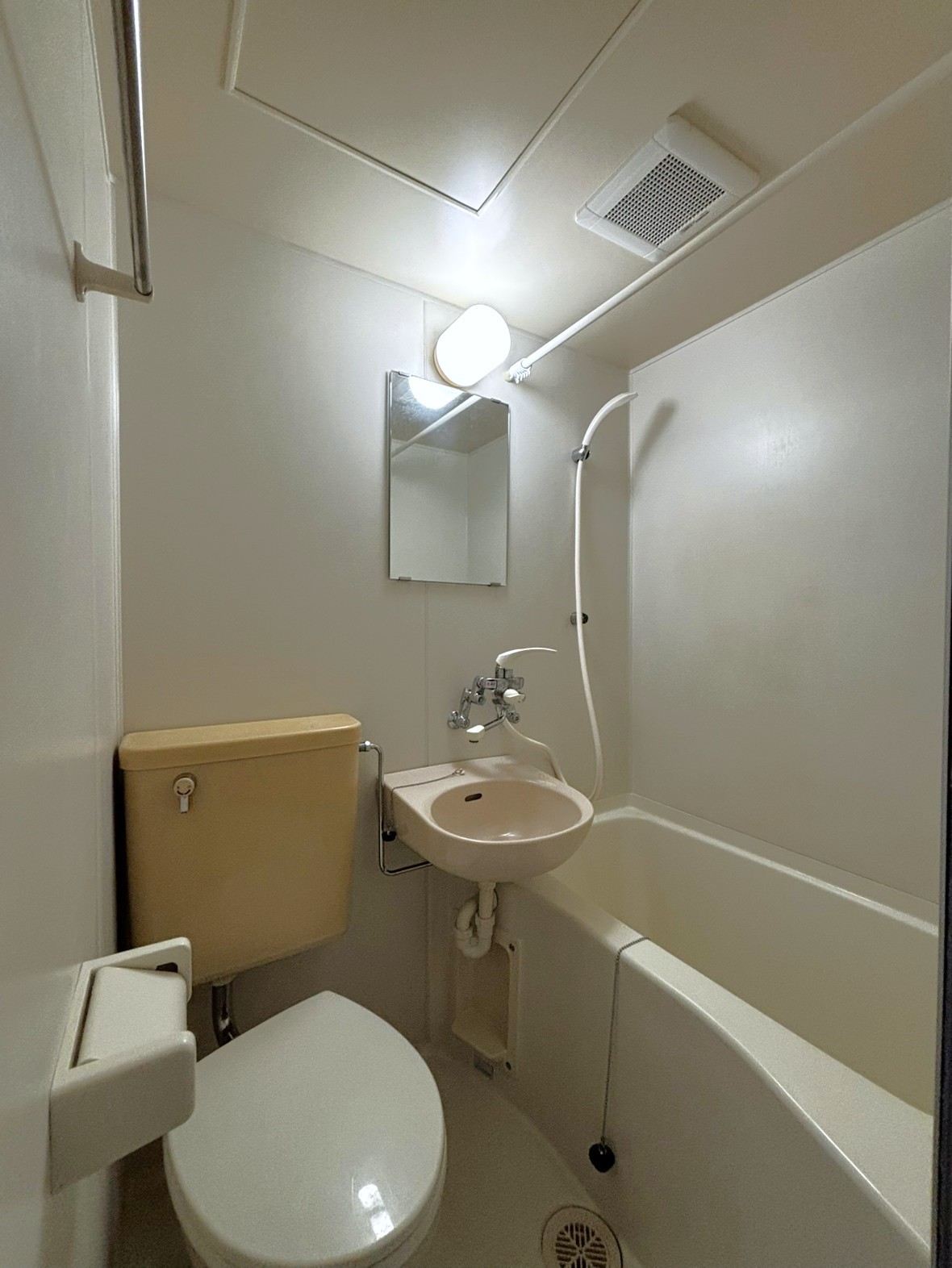 【3点ユニットバス】洗面台、ユニットバス、トイレが同室となっています。お手入れの際にはシャワーで一気に洗い流すなど、掃除が1ヶ所で済みます。