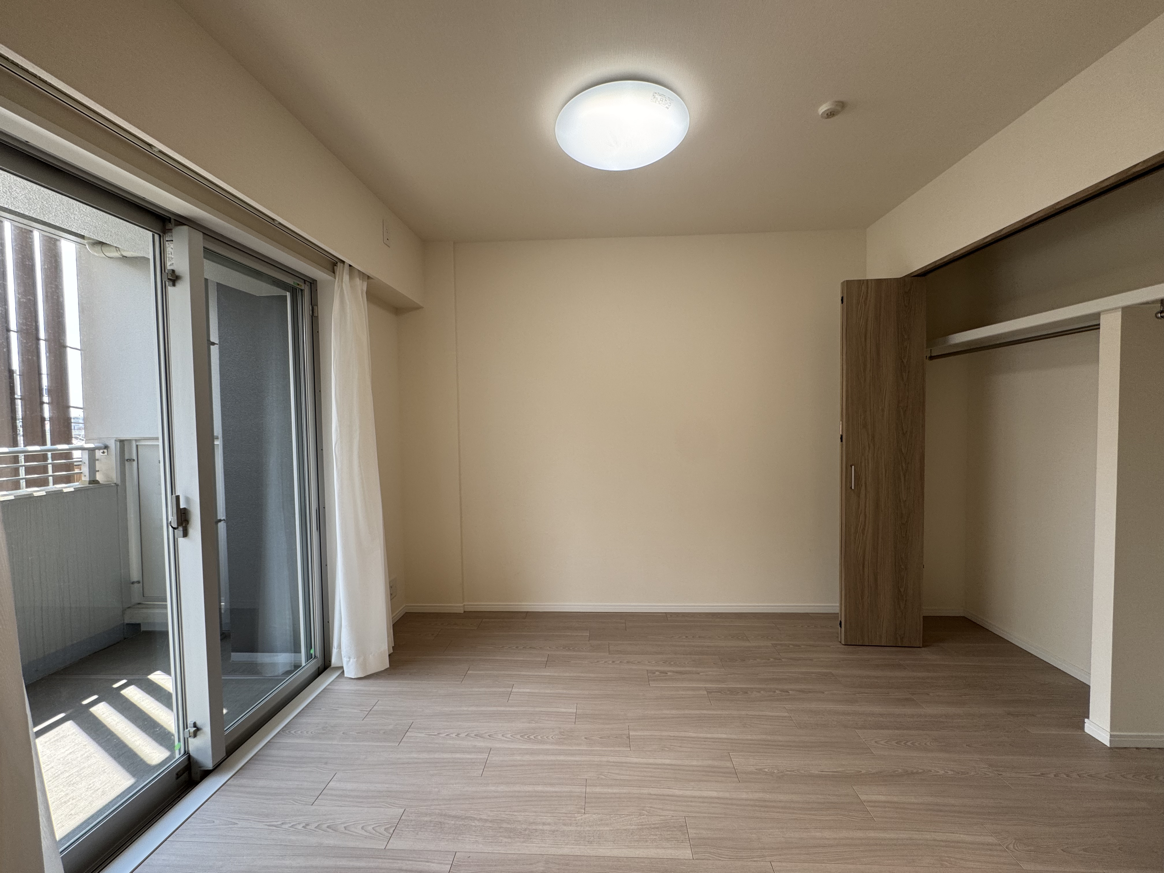 【洋室(約5.0帖)】LDKに隣接している洋室です。引き戸を開放すればLDKとの一体利用が可能で、ライフスタイルに合わせて多目的に活用しやすい空間です。