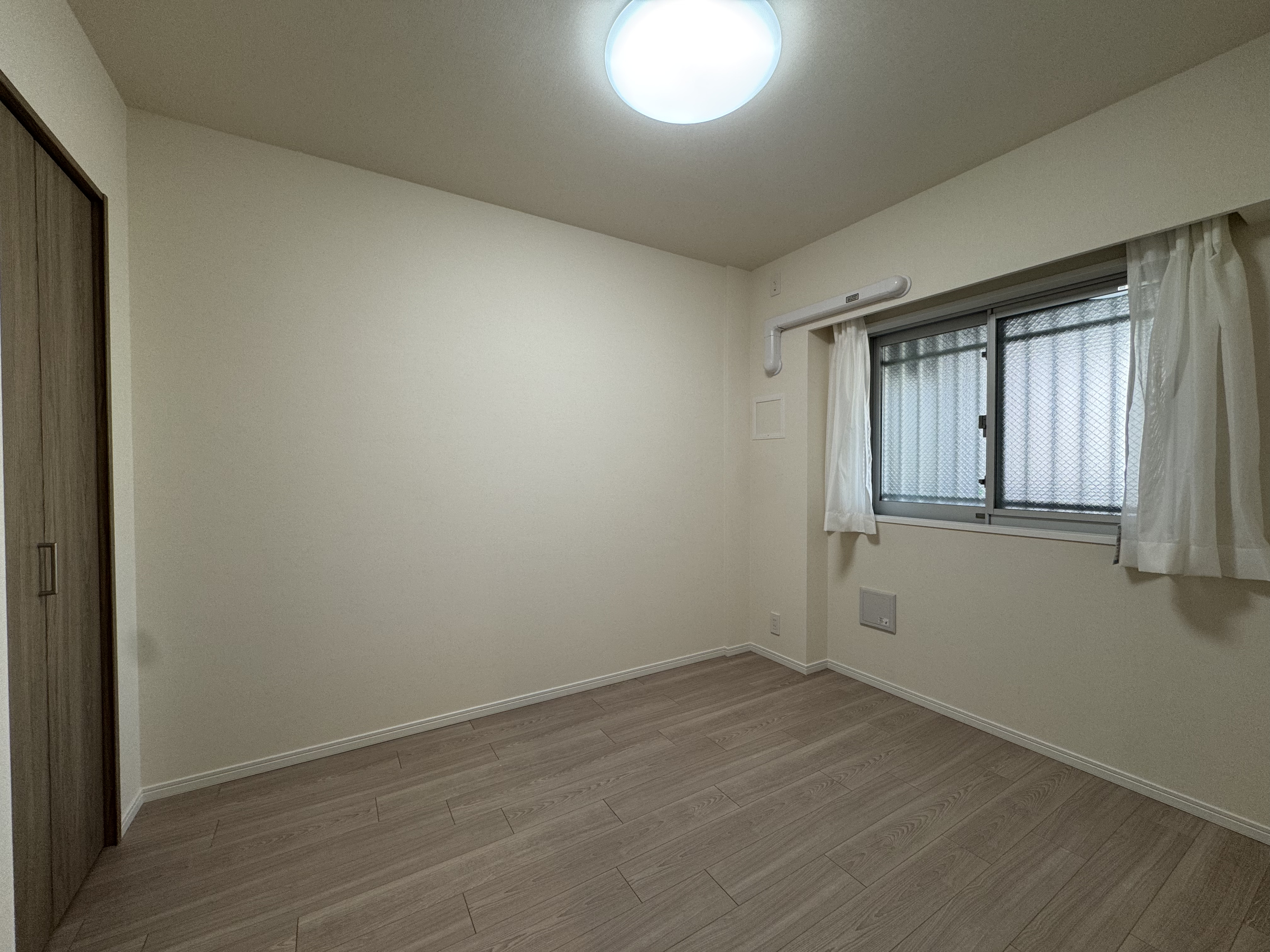 【洋室(約5.0帖)】廊下から出入り可能な独立した洋室です。テレワークや勉強など、集中したい作業の際にもおすすめ。家具の配置がしやすい腰高窓が採用されています。