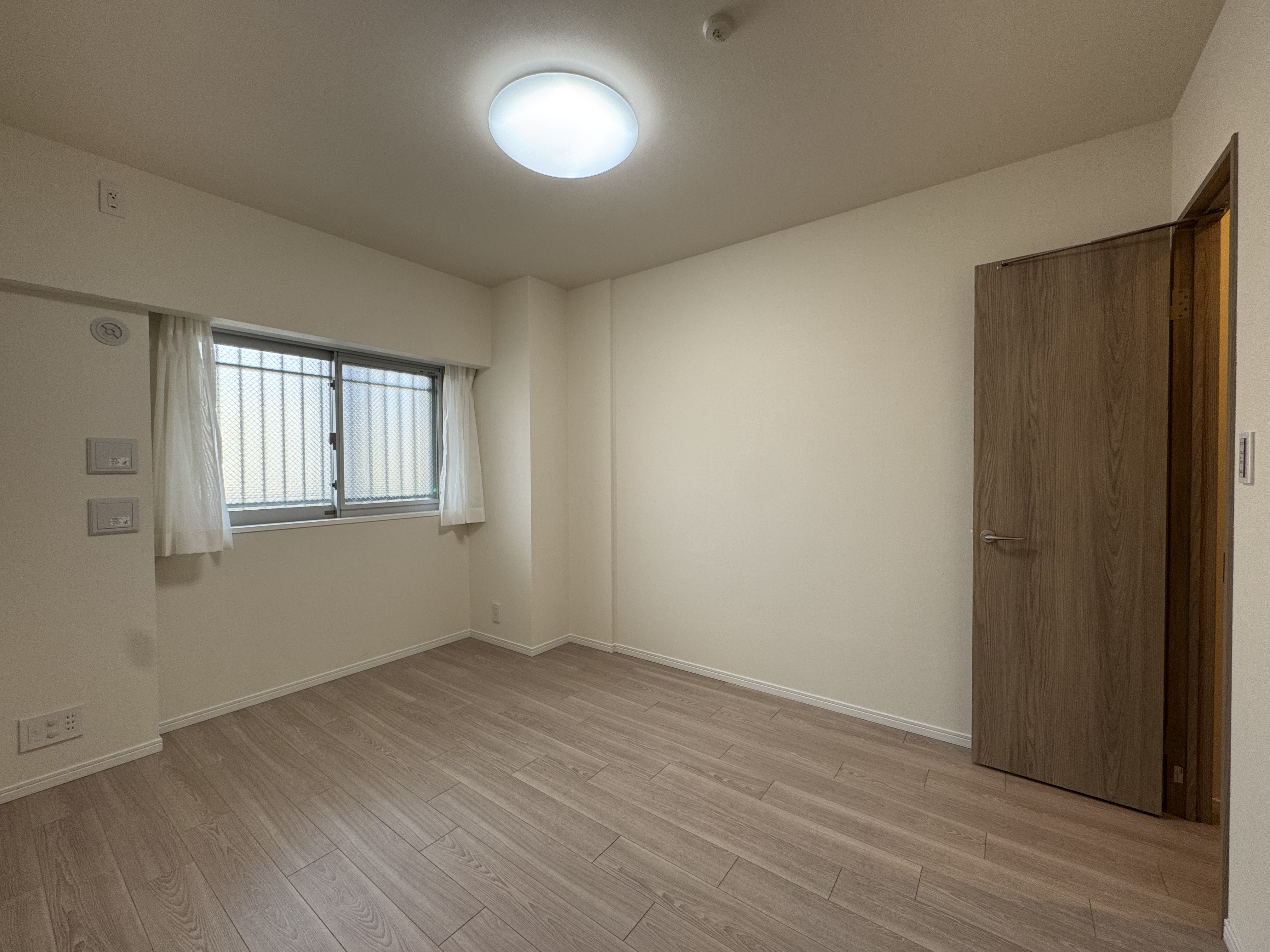 【洋室(約6.3帖)】ベッドを並べて置ける広さがあり、主寝室としても活用しやすい洋室です。WICが設置されているため、収納家具の設置を最小限にして、お部屋のスペースを有効的に使えます。