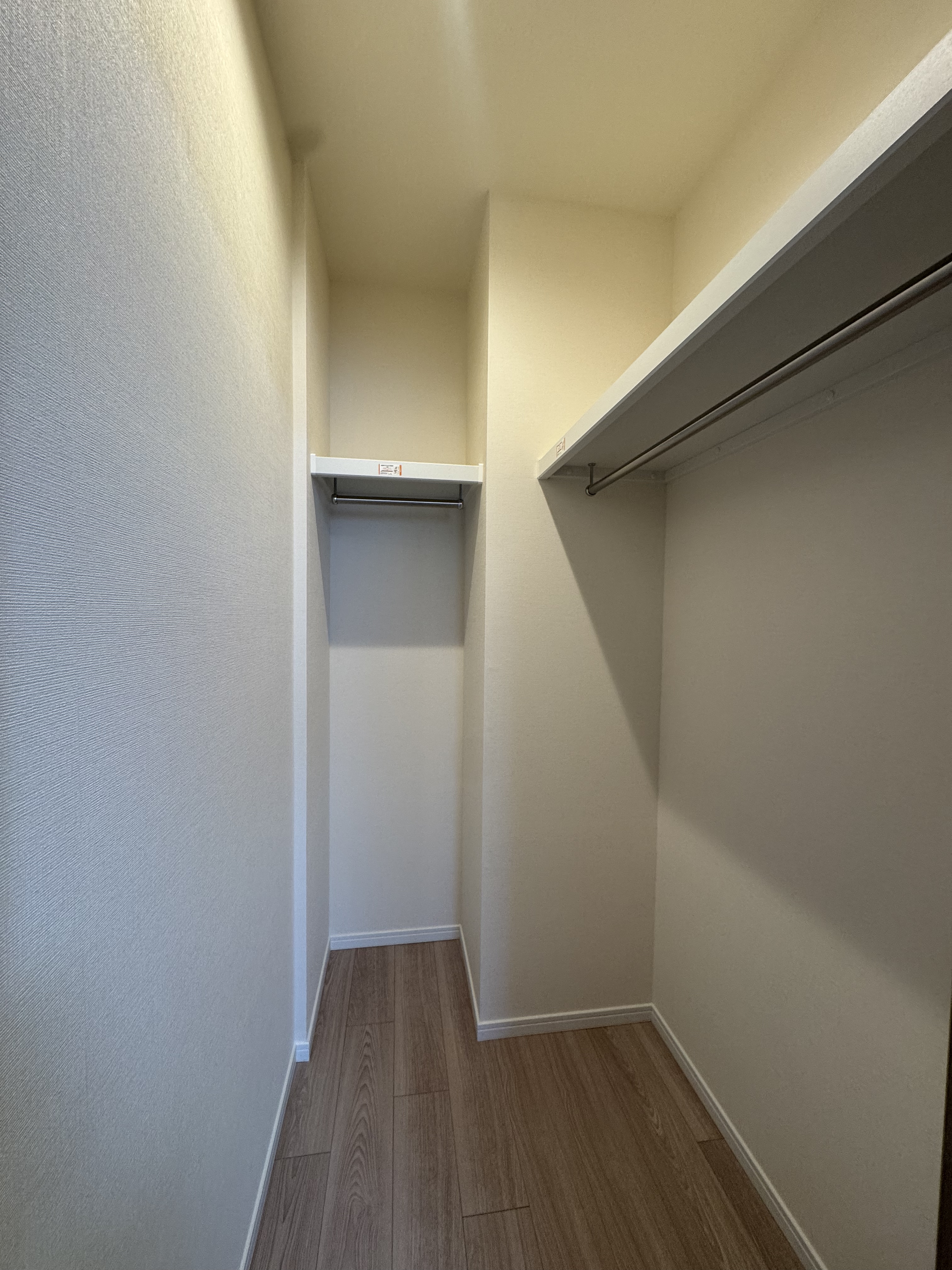 【WIC】約6.3帖の洋室に設置されています。洋服を吊るして収納可能な、ハンガーパイプ付き。衣服や小物はもちろん、スーツケースや季節家電などの収納にも便利です。