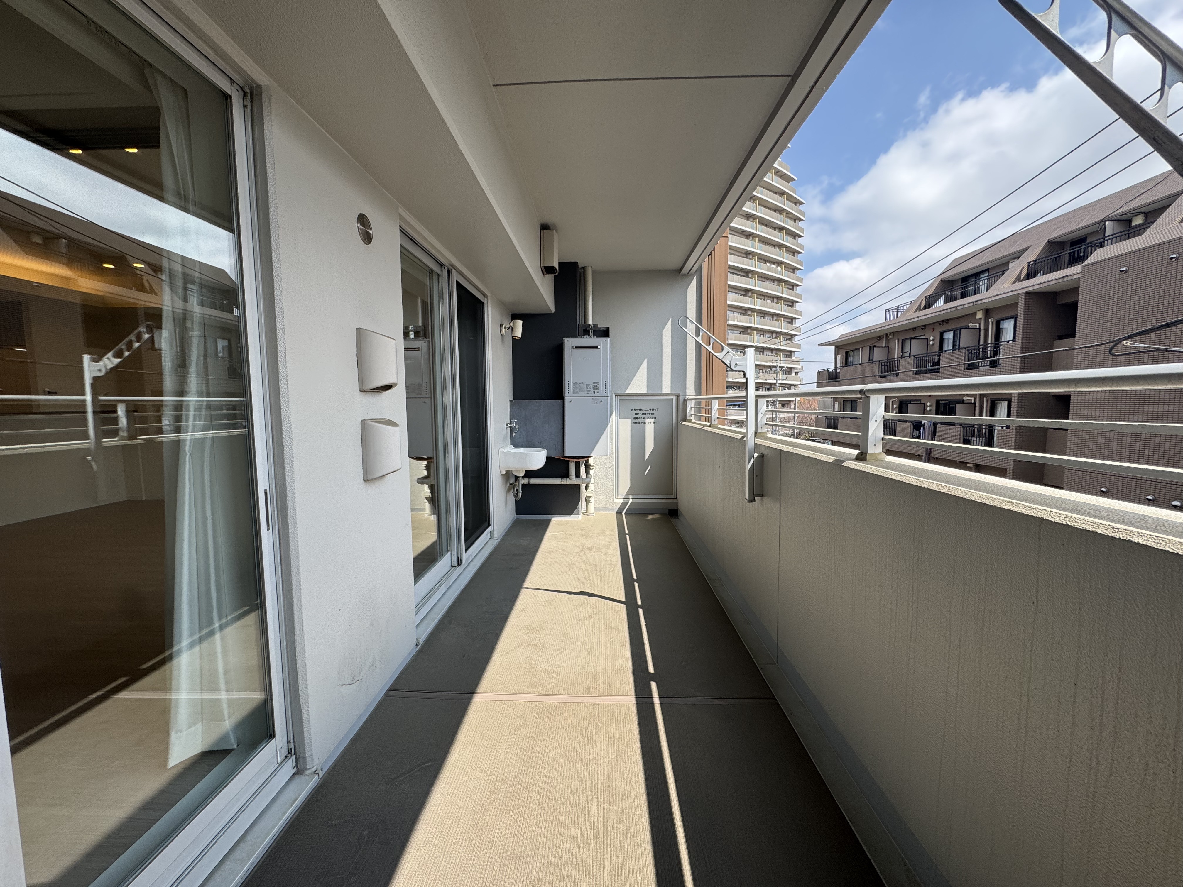 【バルコニー】たっぷりの陽光が差し込む南東向き。靴の手洗いやお花の水やりにも便利なスロップシンク付き。バルコニーの掃除の際にも水をすぐに使うことができます。