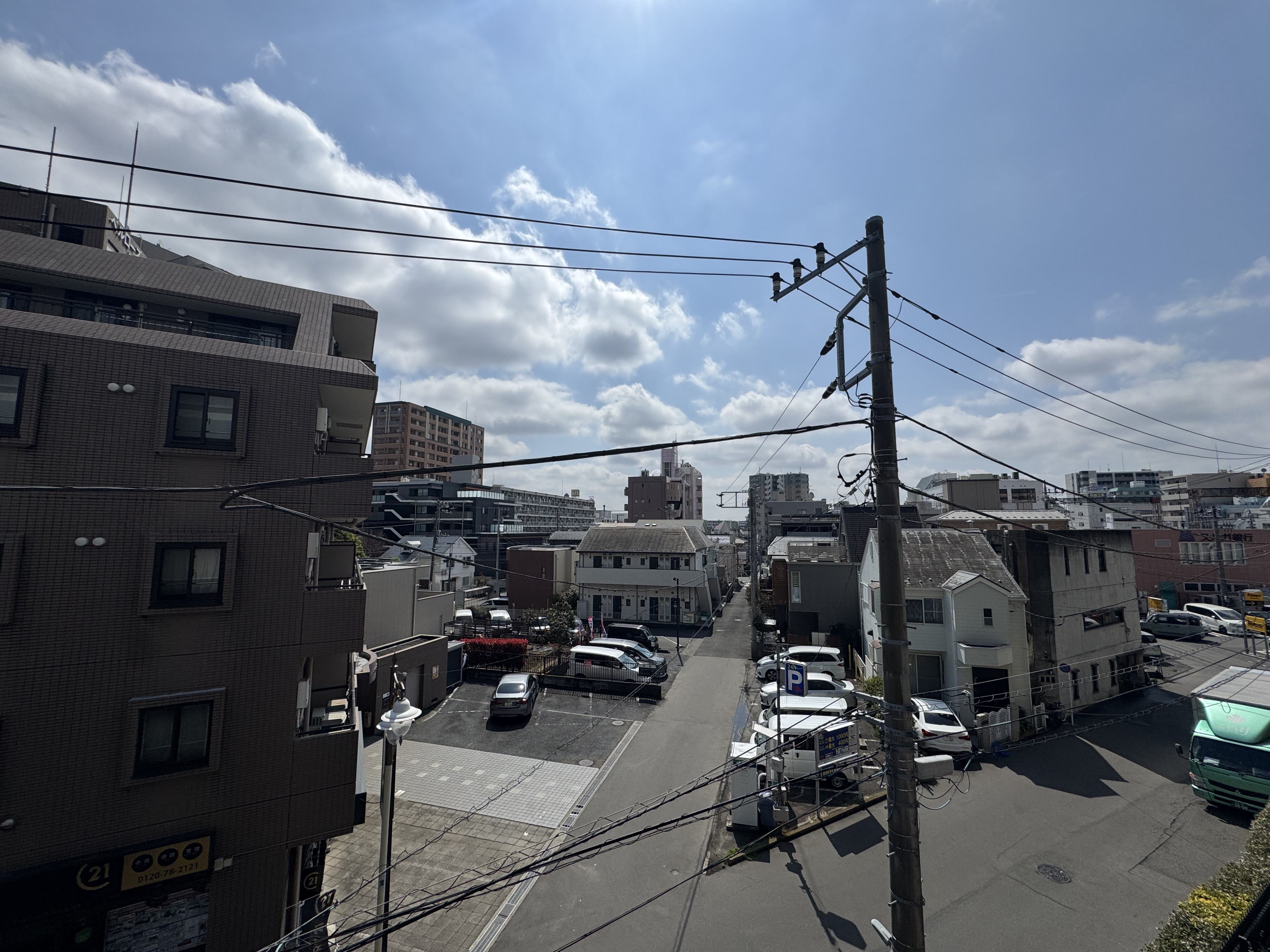 【眺望写真】目の前の視界を遮る高い建物がなく、開放感があります。天気のよい日には、青空が広がる景色を眺めながらリフレッシュできそうです。※眺望は将来に渡って保証するものではありません。