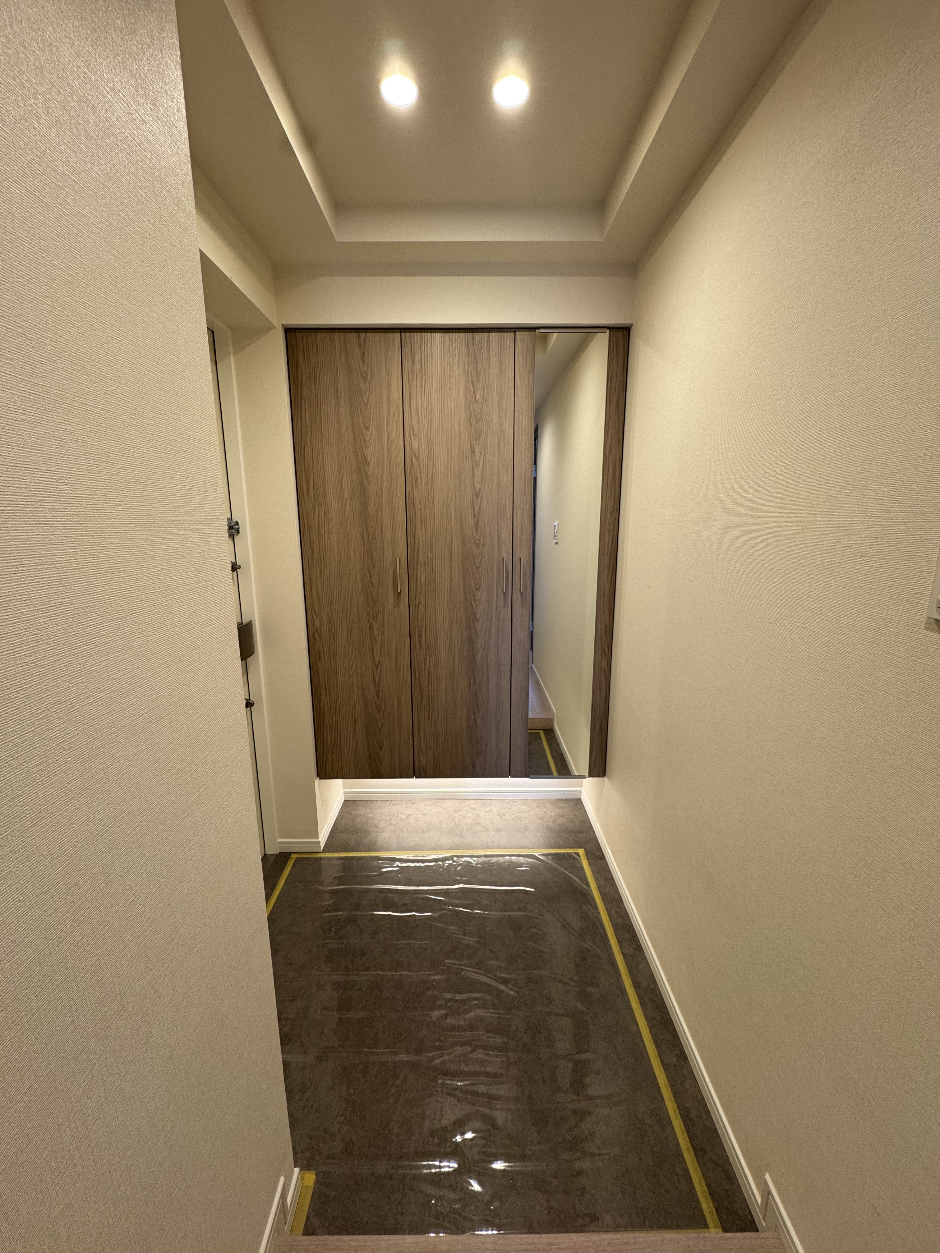 【玄関】床面のお手入れがしやすい、フロートタイプのシューズボックスが採用されています。玄関ドアを開けても外から直接居住空間が見えにくい設計で、プライバシーに配慮できます。