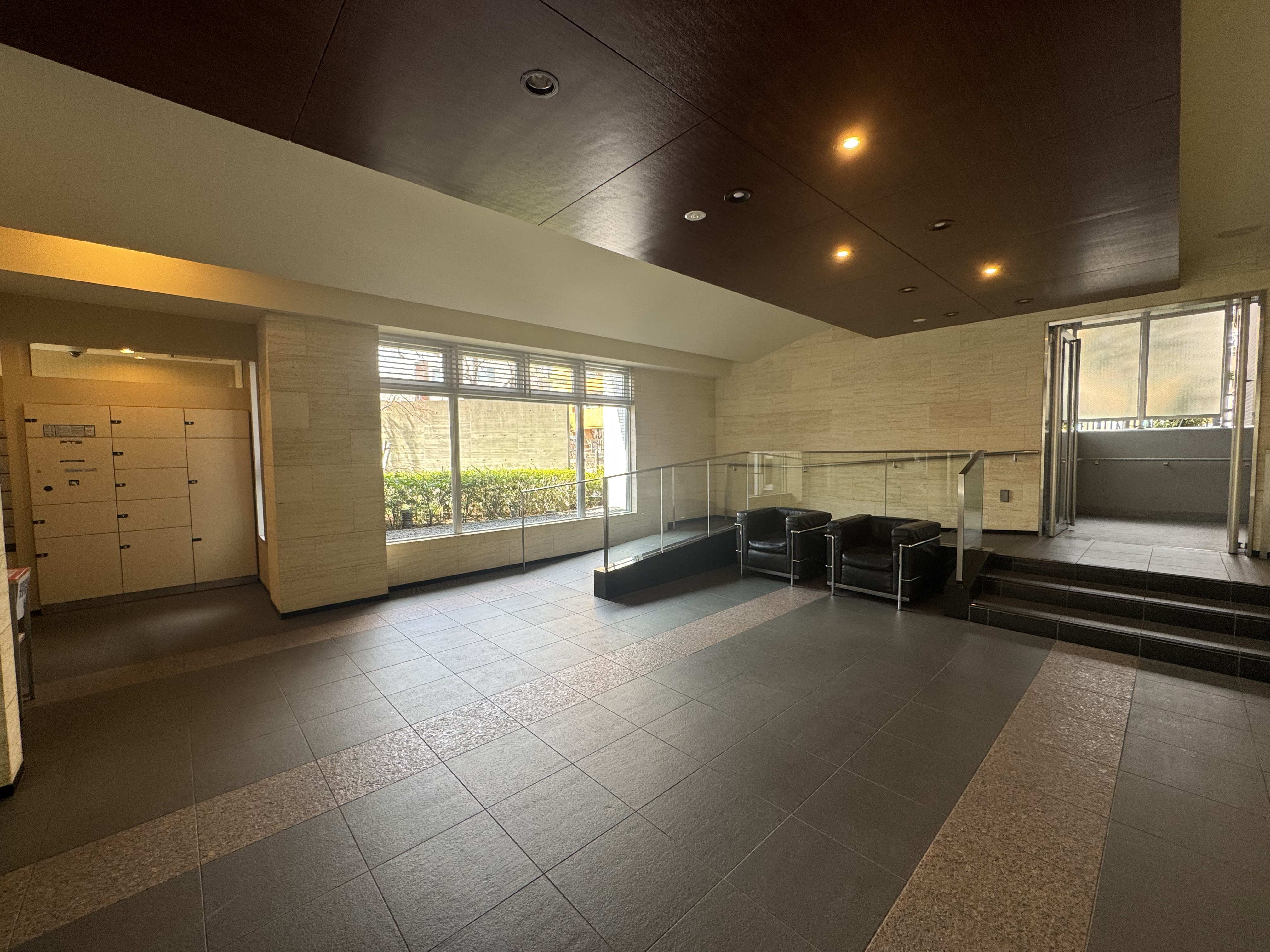 【ロビー】重厚感のあるデザインが採用されたロビーが、居住者やゲストを温かく出迎えてくれます。ソファが設置されており、ご家族との待ち合わせやちょっとした来訪時にも活用可能です。