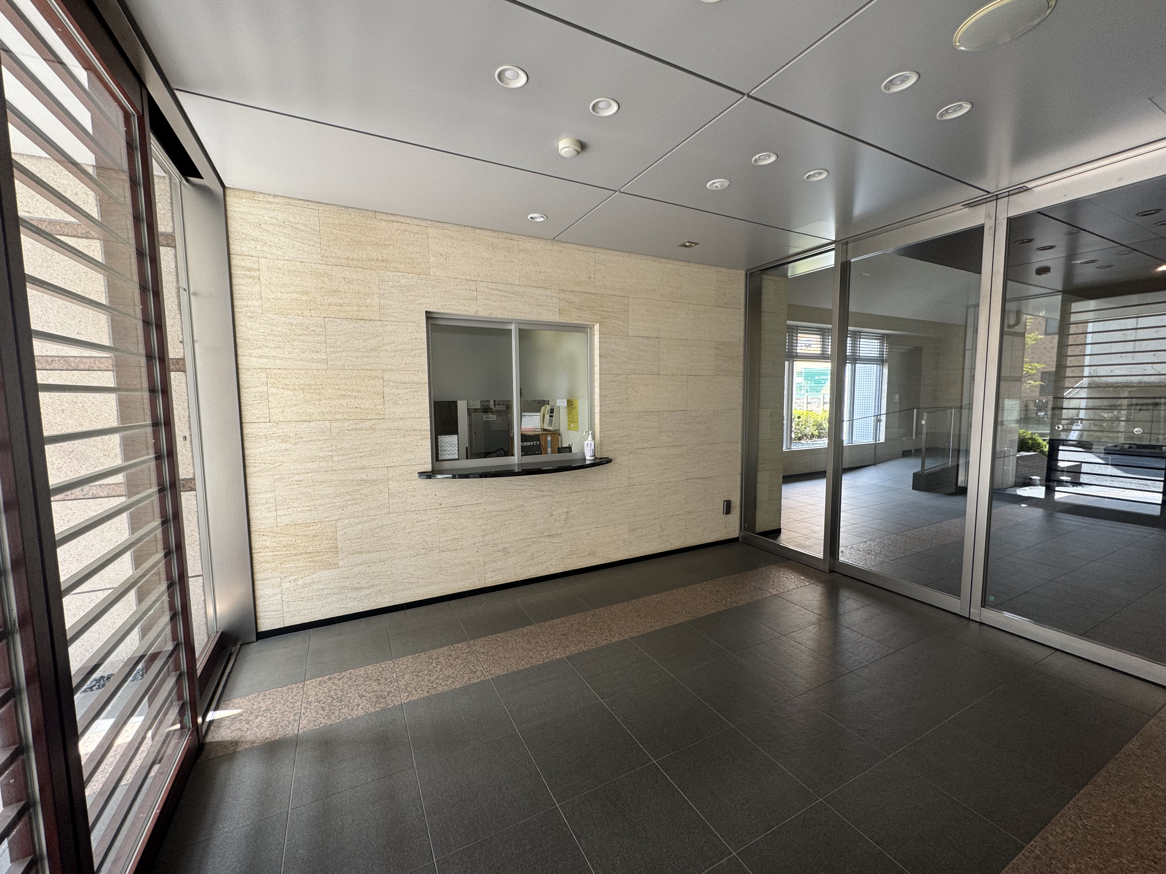 【エントランス】防犯面に配慮された、オートロック付きのマンションです。共用部は、(株)小田急ハウジングによる日勤管理が行われています。