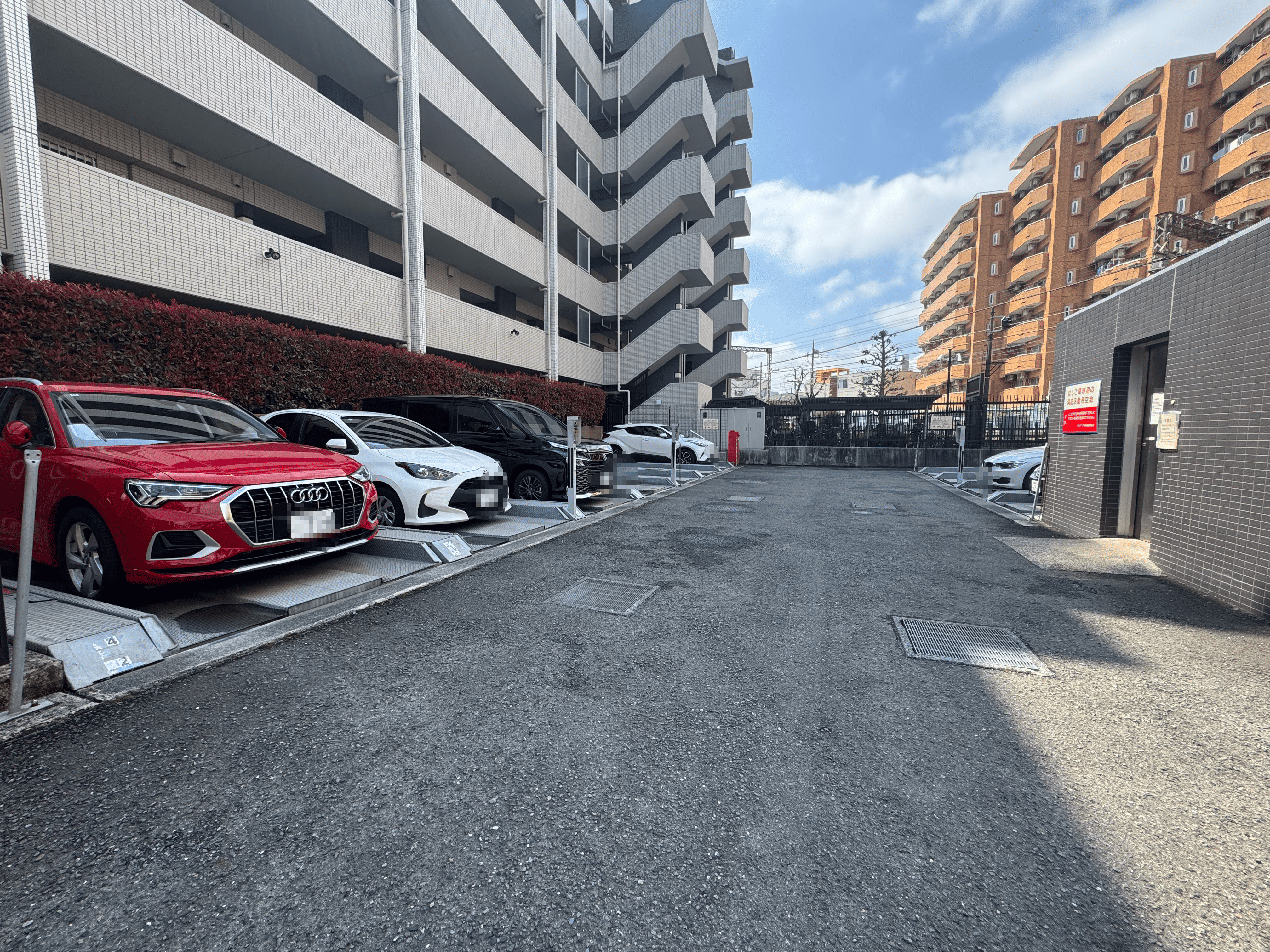 【駐車場】防犯面に配慮された、機械式の駐車場です。空き状況は変動しますので、随時お問い合わせください。