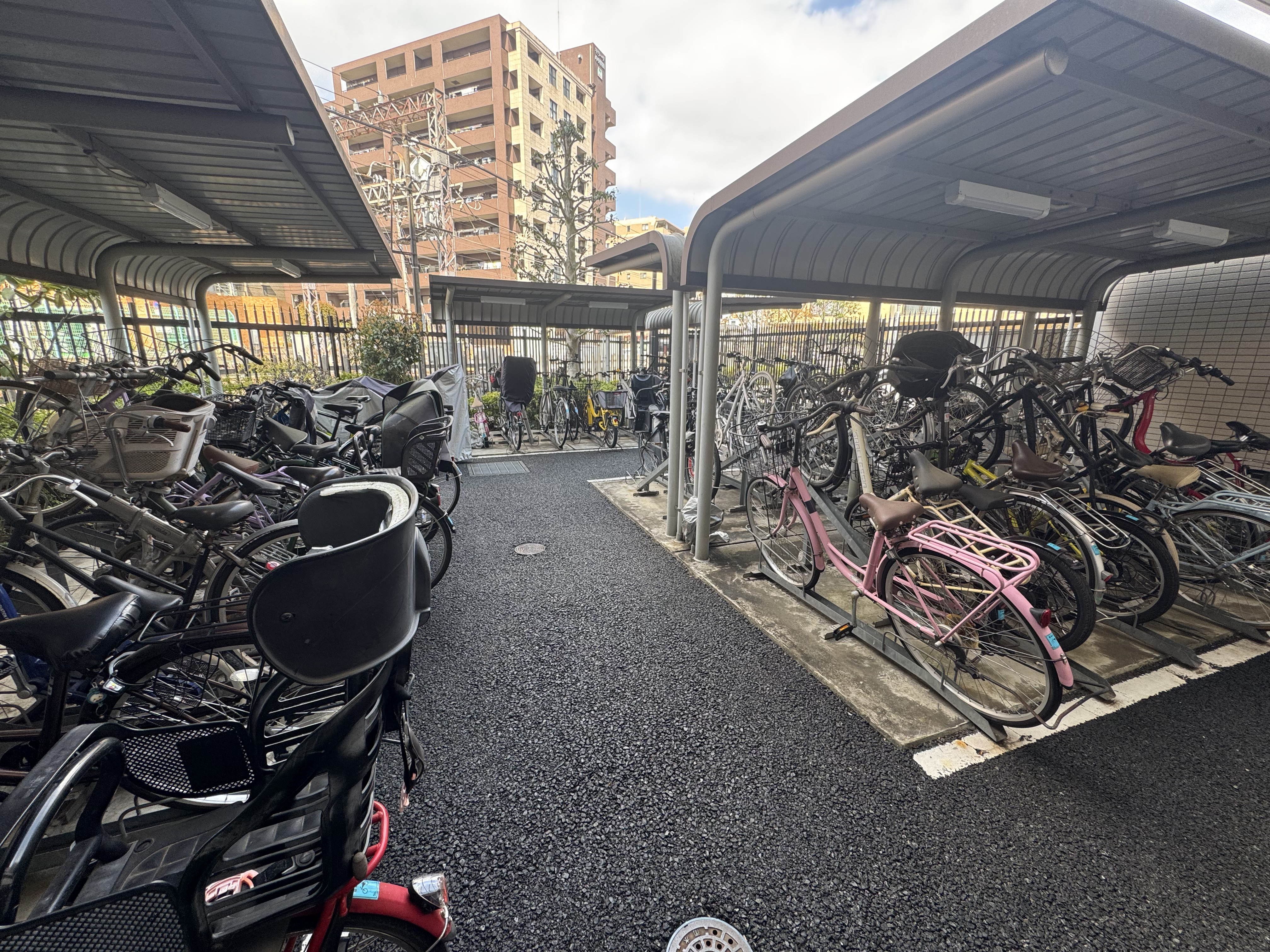 【駐輪場】雨や直射日光による負担が軽減される、屋根付きの駐輪場が敷地内に設置されています。空き状況や使用料など、詳しくはお気軽にお問い合わせください。