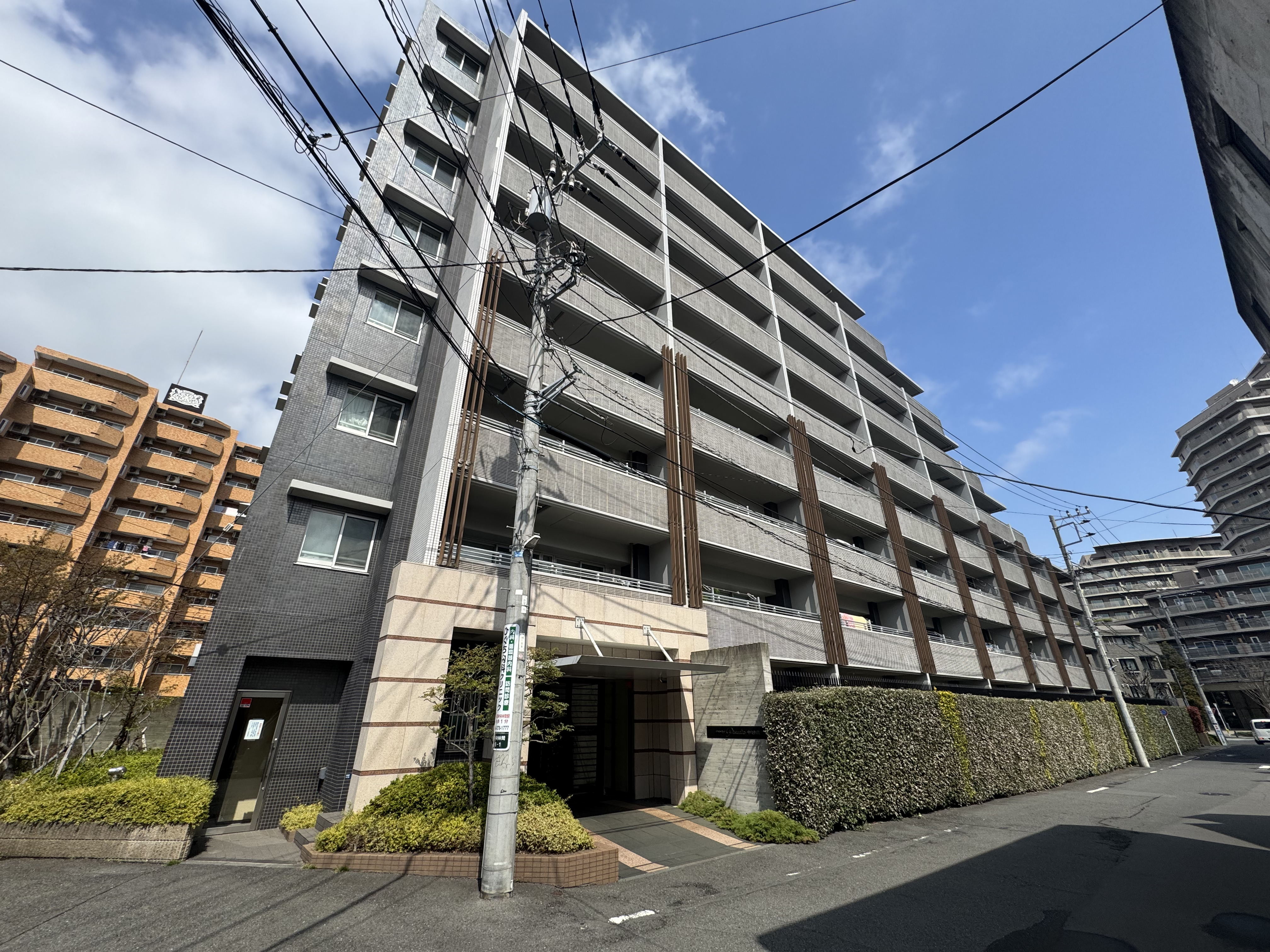 【現地外観写真】暮らしの安心を支える新耐震基準マンション。周辺環境も併せて、ぜひ一度、現地をご見学ください。お問い合わせお待ちしております。