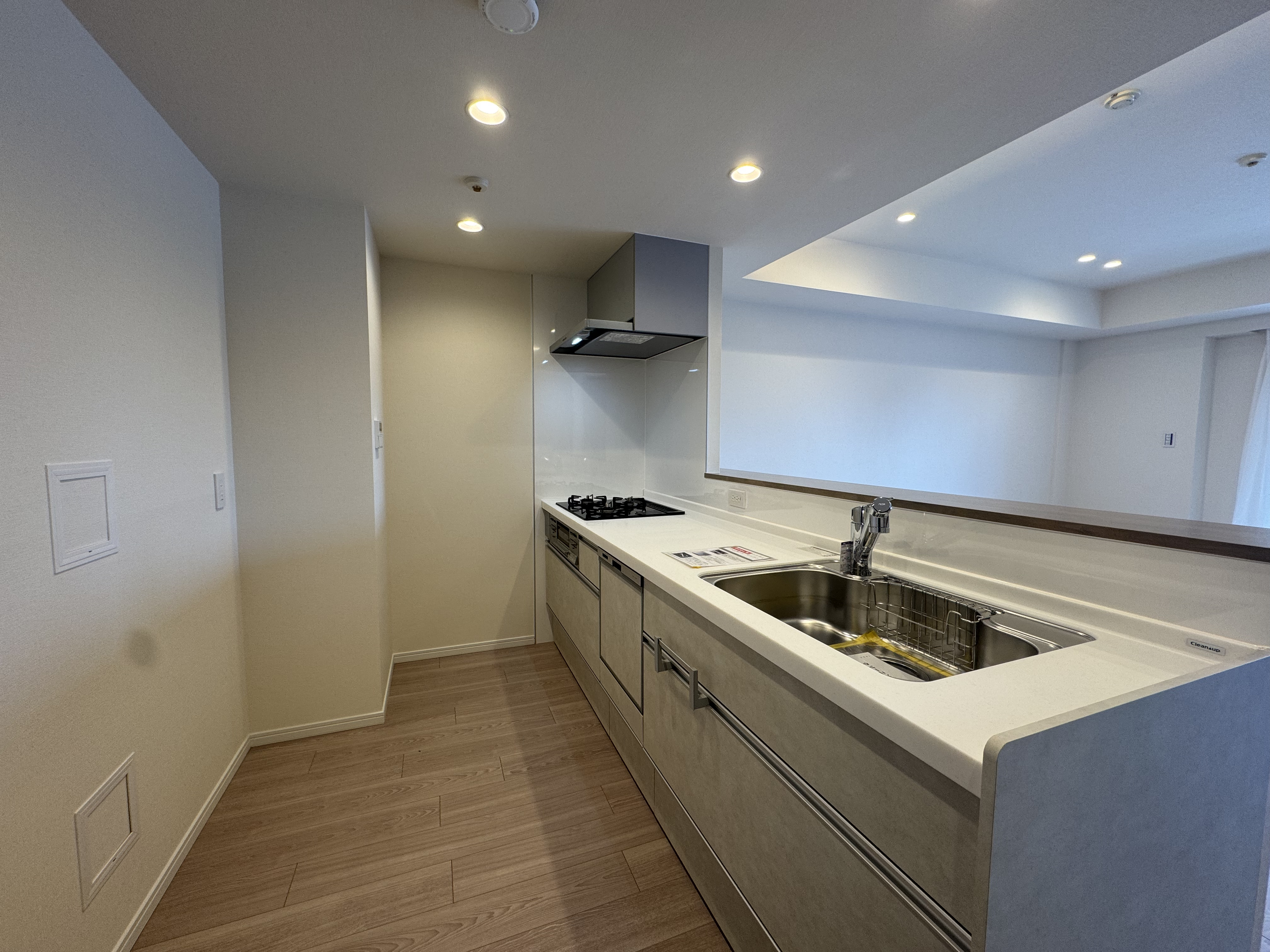 【キッチン】調理中もご家族とコミュニケーションがとりやすい対面式キッチン。食器洗浄乾燥機や浄水器など、家事の負担軽減につながる設備が備わっています。