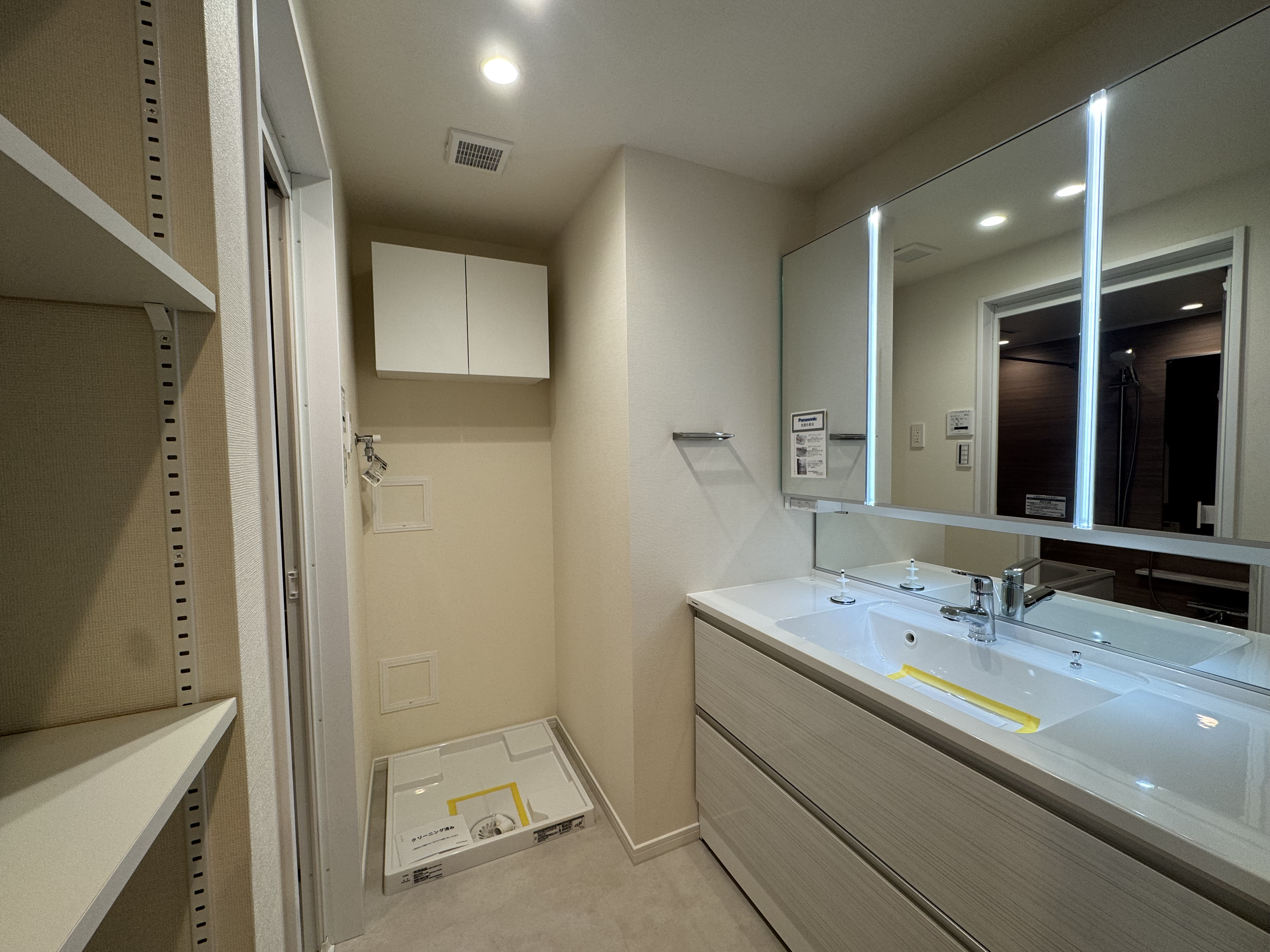 【洗面所】横幅のある洗面化粧台で、忙しい朝の時間もご家族並んで身支度がはかどります。低い位置に鏡がついているので、小さいお子様の歯磨きや身だしなみチェックに役立ちます。