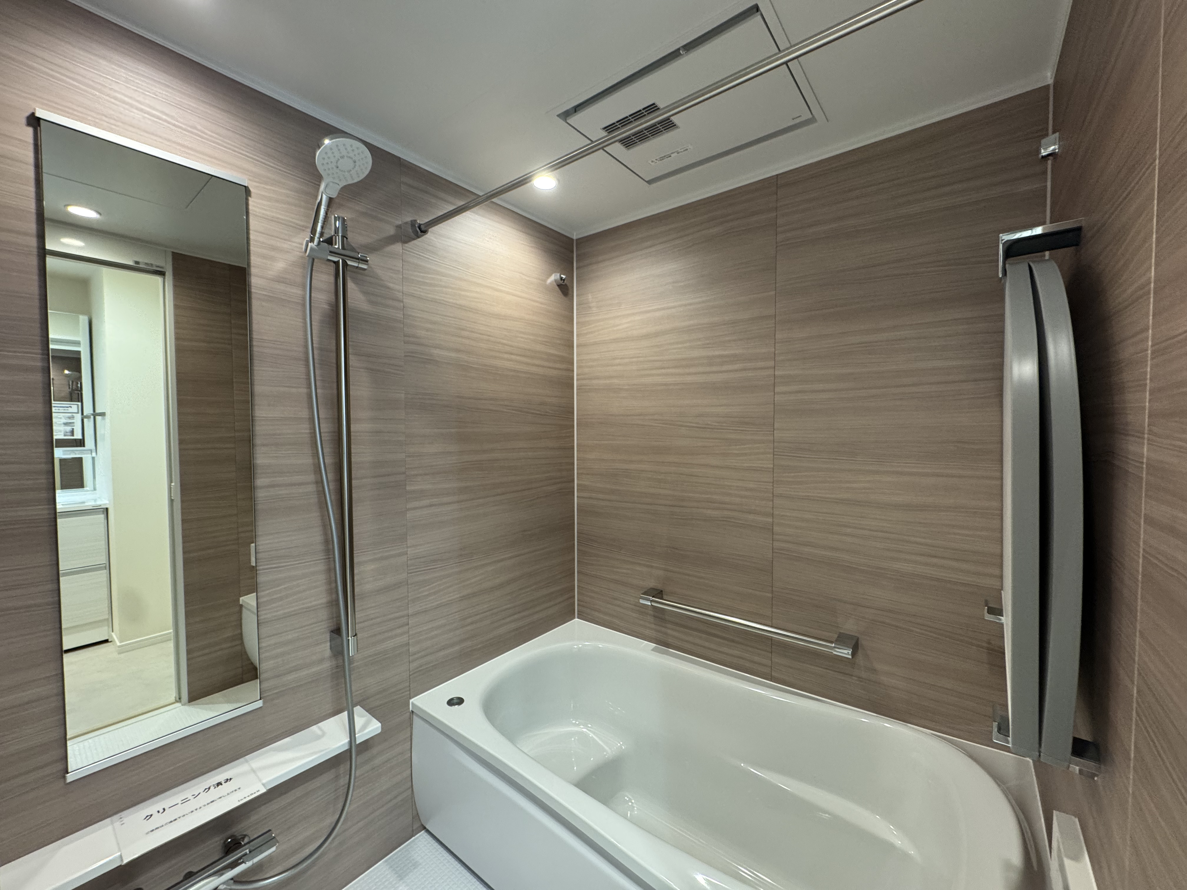 【浴室】1418サイズです。落ち着きのある木目調のアクセントパネルが採用されています。雨の日の洗濯に便利な浴室乾燥機付き。追焚機能・保温浴槽が採用され、いつでも温かい湯舟に浸かれます。