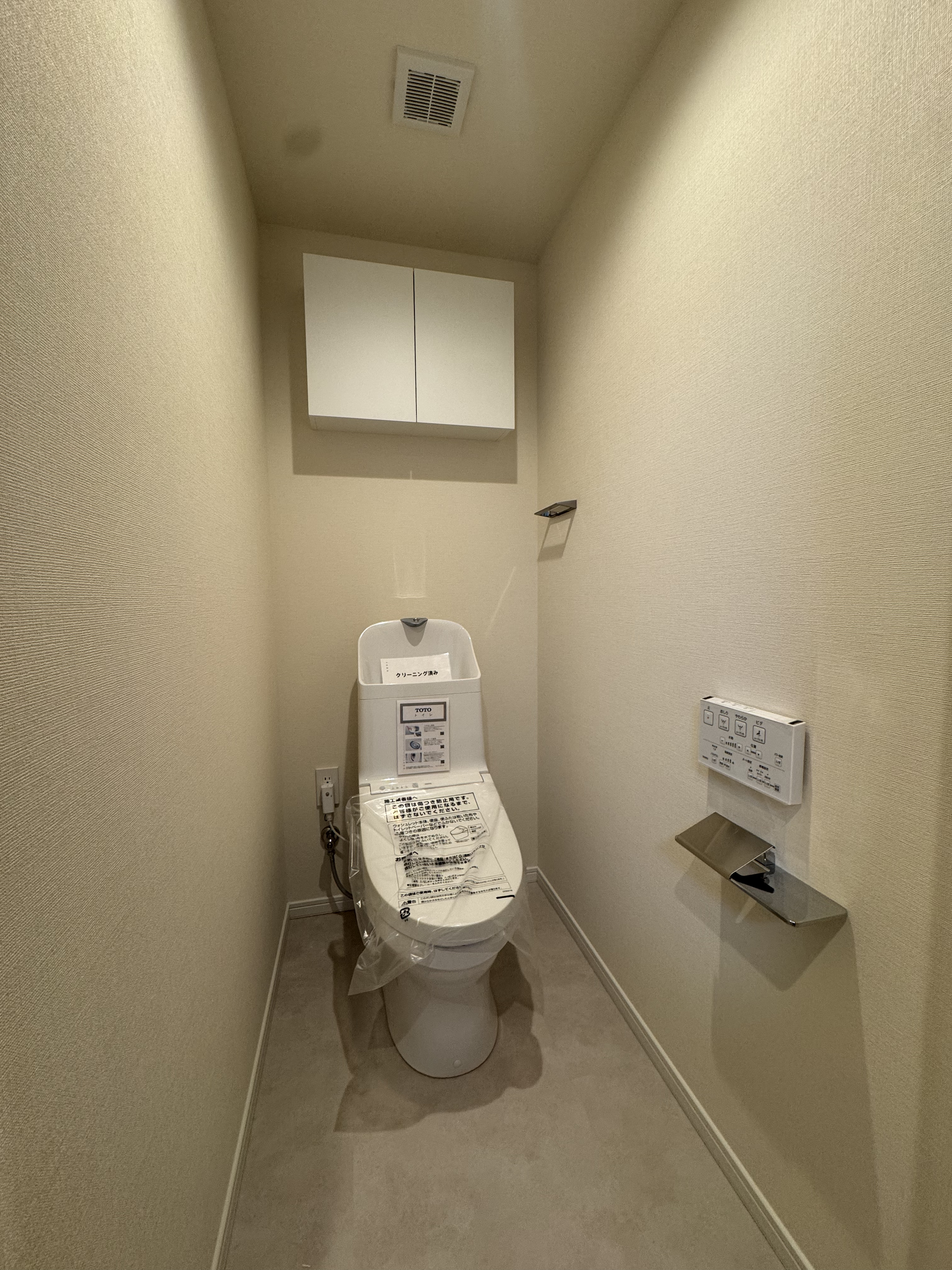 【トイレ】毎日快適に使える温水洗浄便座付きのトイレです。手洗い器一体型のため、使用後すぐに手洗いができ衛生的。掃除用品やトイレットペーパーの保管に役立つ、上部吊戸棚が備わっています。