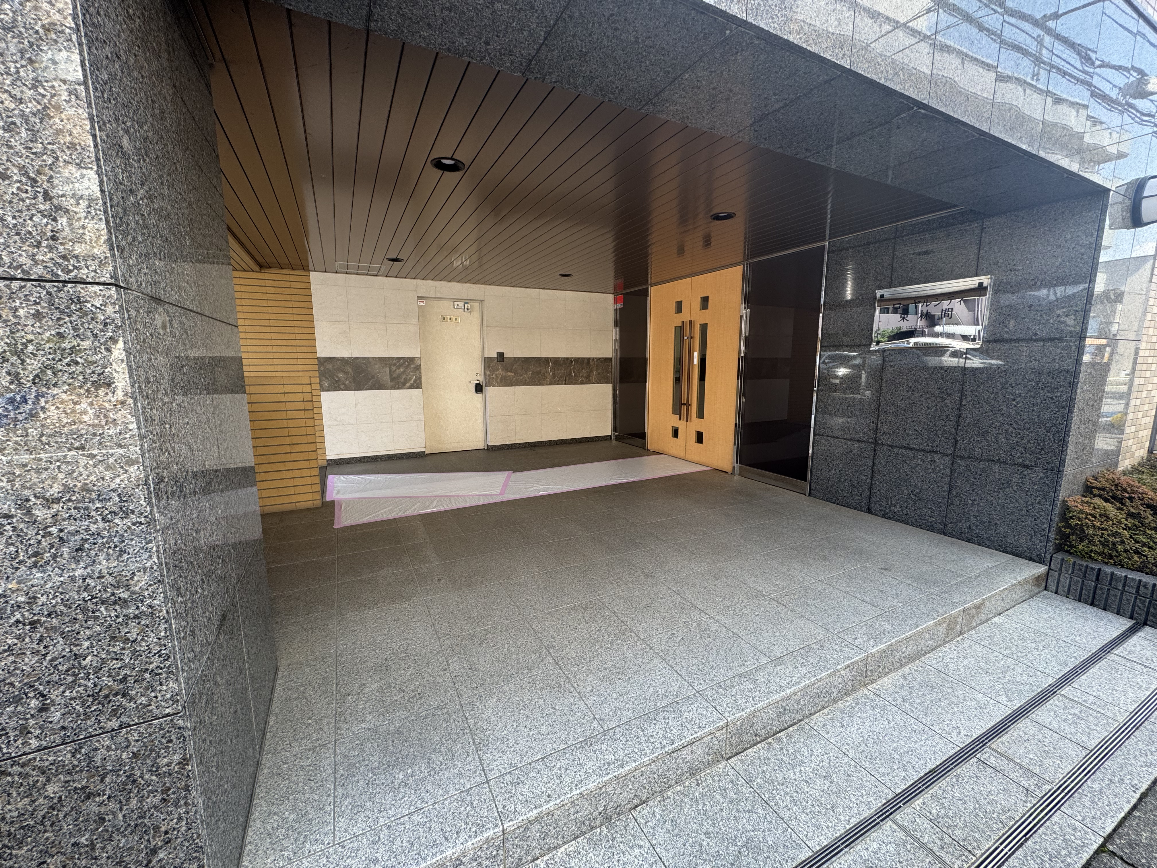 【ローヤルシティ東林間】鉄筋コンクリート造地上7階建の2階部分。第一種住居地域に位置しています。2駅2路線利用可能でアクセス良好な立地です。