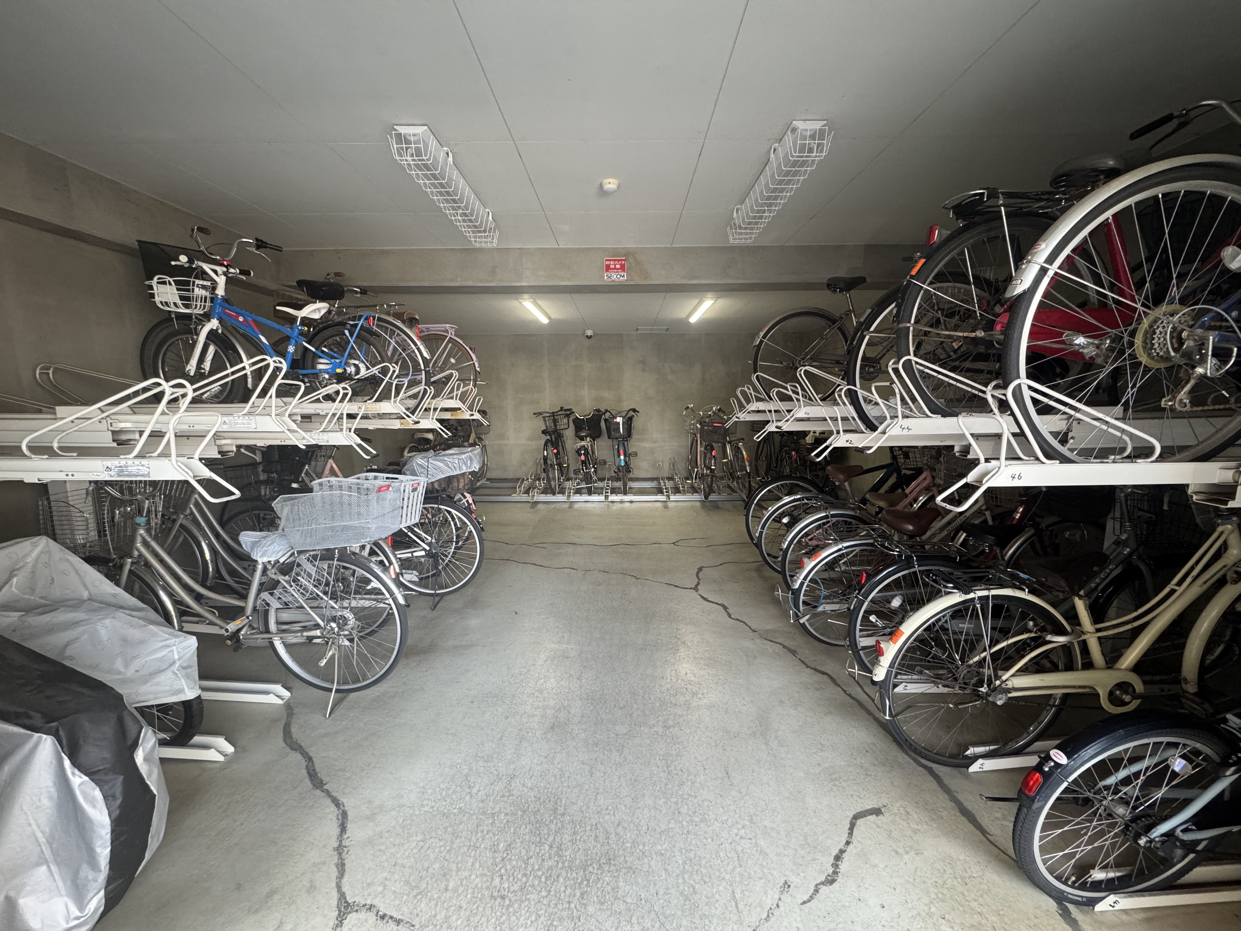 【駐輪場】屋内型ですので、雨風の影響を受けにくく、防犯面にも配慮されています。サイクルラック付きです。最新の空き状況はお問い合わせください。