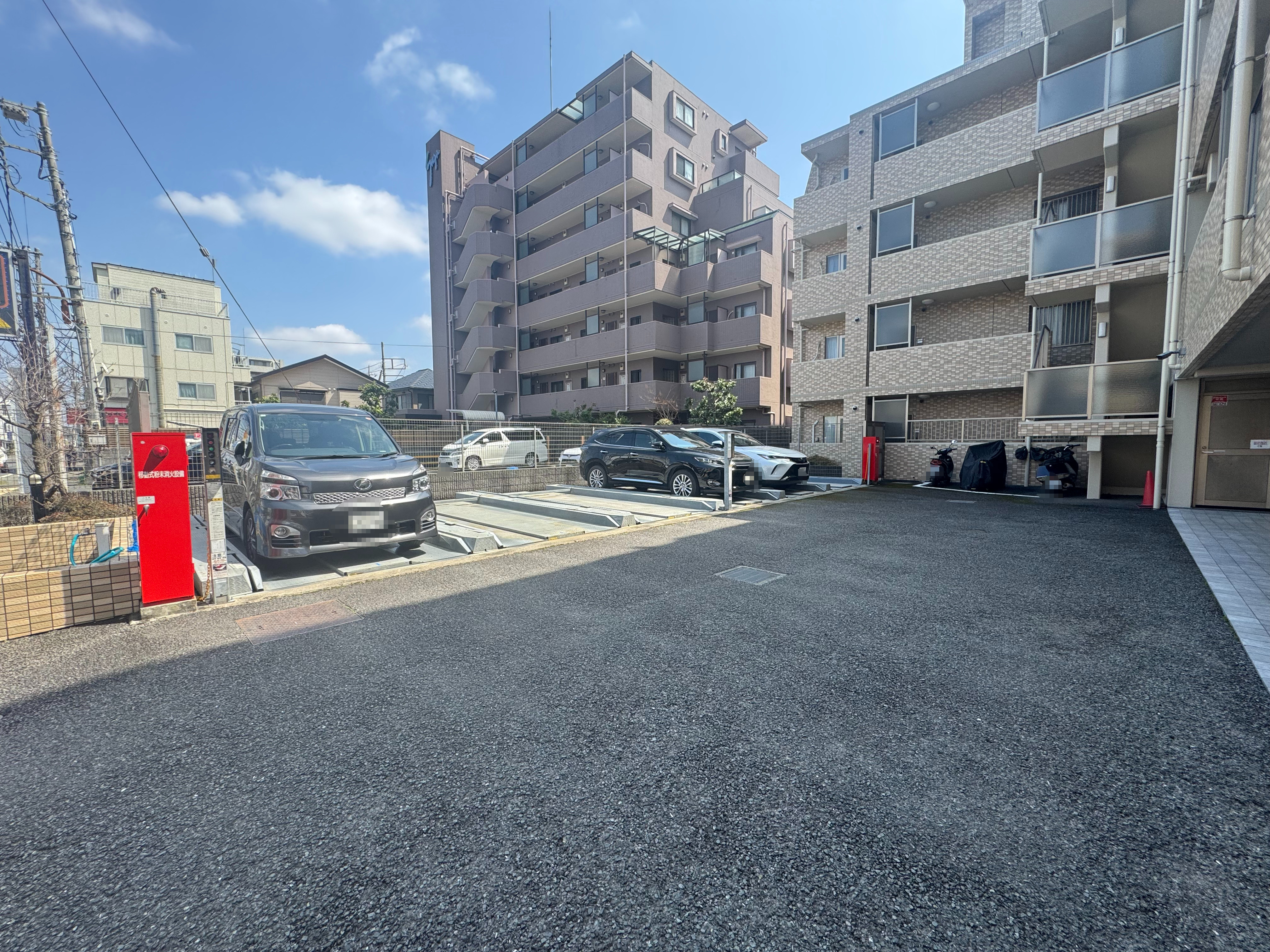 【駐車場】マンション敷地内に駐車場が設置されています。ゆとりある広さで、入出庫もスムーズに行えそうです。最新の空き状況や使用料はお問い合わせください。