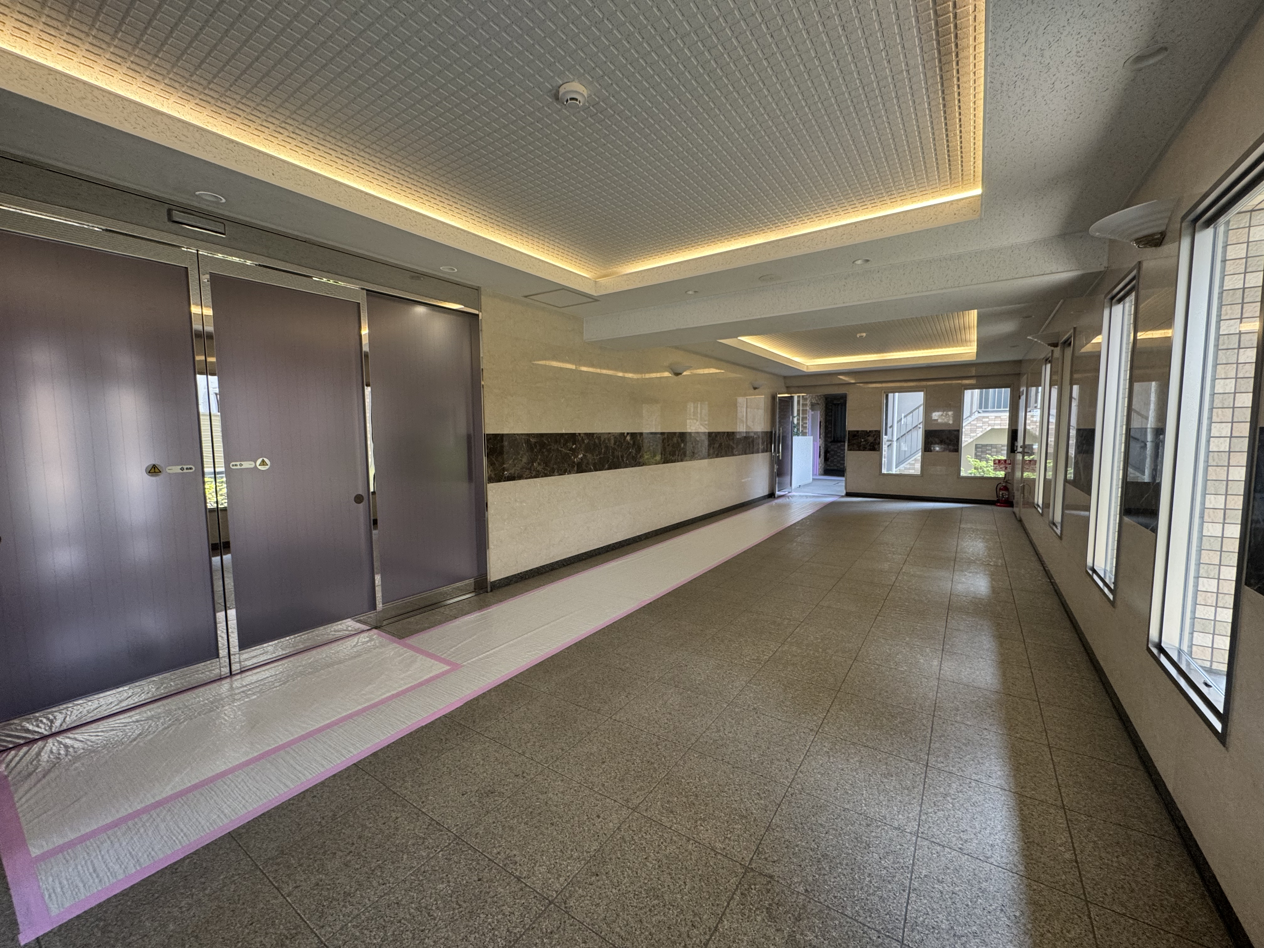 【エントランス】マンションのエントランス部分です。共用部は綺麗に保たれています。ペット飼育可能なマンションです(細則有)。