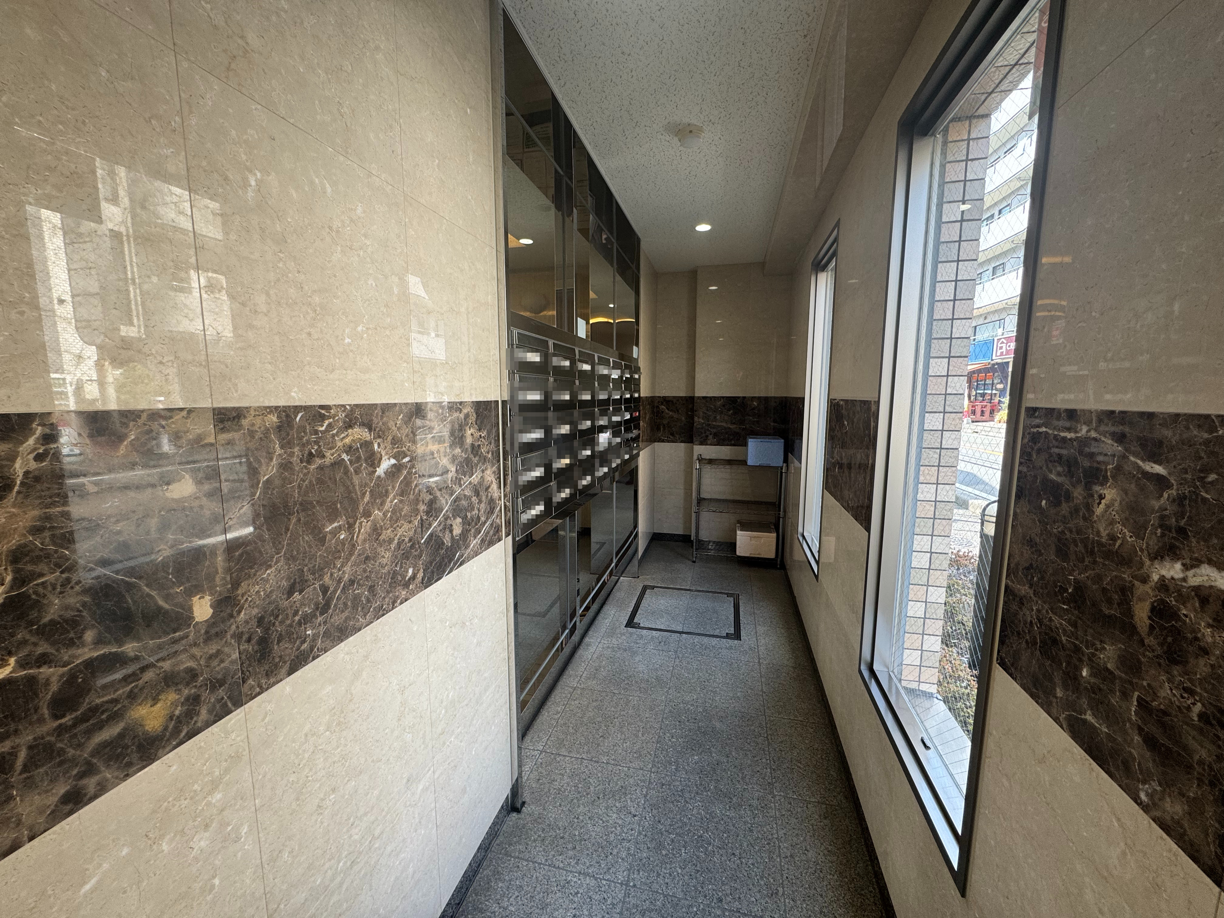 【集合ポスト】エントランスにポストが設置されていますので、住民以外が部屋に近づかず、往来が少なくなります。防犯対策に有効です。